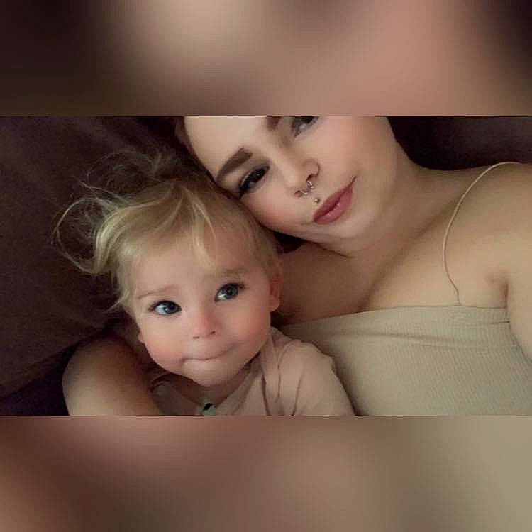 Jade a rejoint le concours — aidez-le/la à gagner de superbes lots ! blond, cheek, child, comfort, electronic_device, eyebrow, eyelash, face, flash_photography, gesture, hair, happy, iris, lip, love, nose, person, photo_caption, selfie, skin