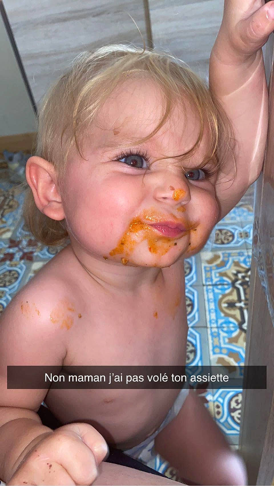 Jade a rejoint le concours — aidez-le/la à gagner de superbes lots ! baby, biting, blond, cheek, chest, child, eye, food, hair, happy, head, human_body, iris, lip, mouth, muscle, neck, nose, person, skin