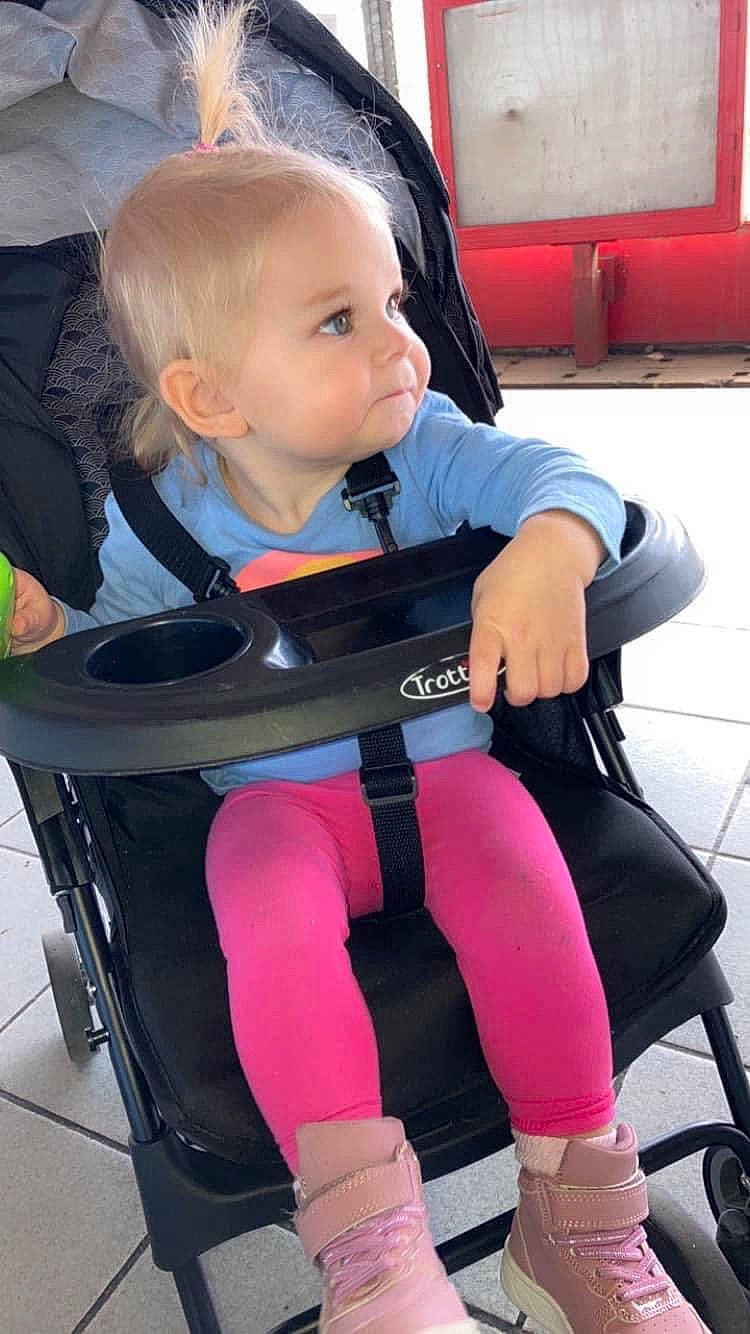 Jade participe au concours pour gagner de l'argent avec cette photo : baby, baby_carriage, baby_products, baby_safety, baby_toddler_clothing, car_seat, chair, child, comfort, electric_blue, face, knee, lap, leg, person, personal_protective_equipment, product, purple, sitting, thigh