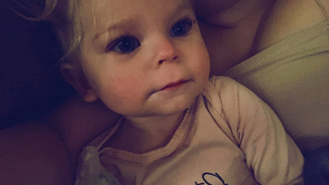 Jade participe au concours pour gagner de l'argent avec cette photo : baby, cheek, ear, eyebrow, eyelash, finger, flash_photography, forehead, gesture, happy, iris, jaw, lip, mouth, neck, nose, person, skin, sleeve, smile