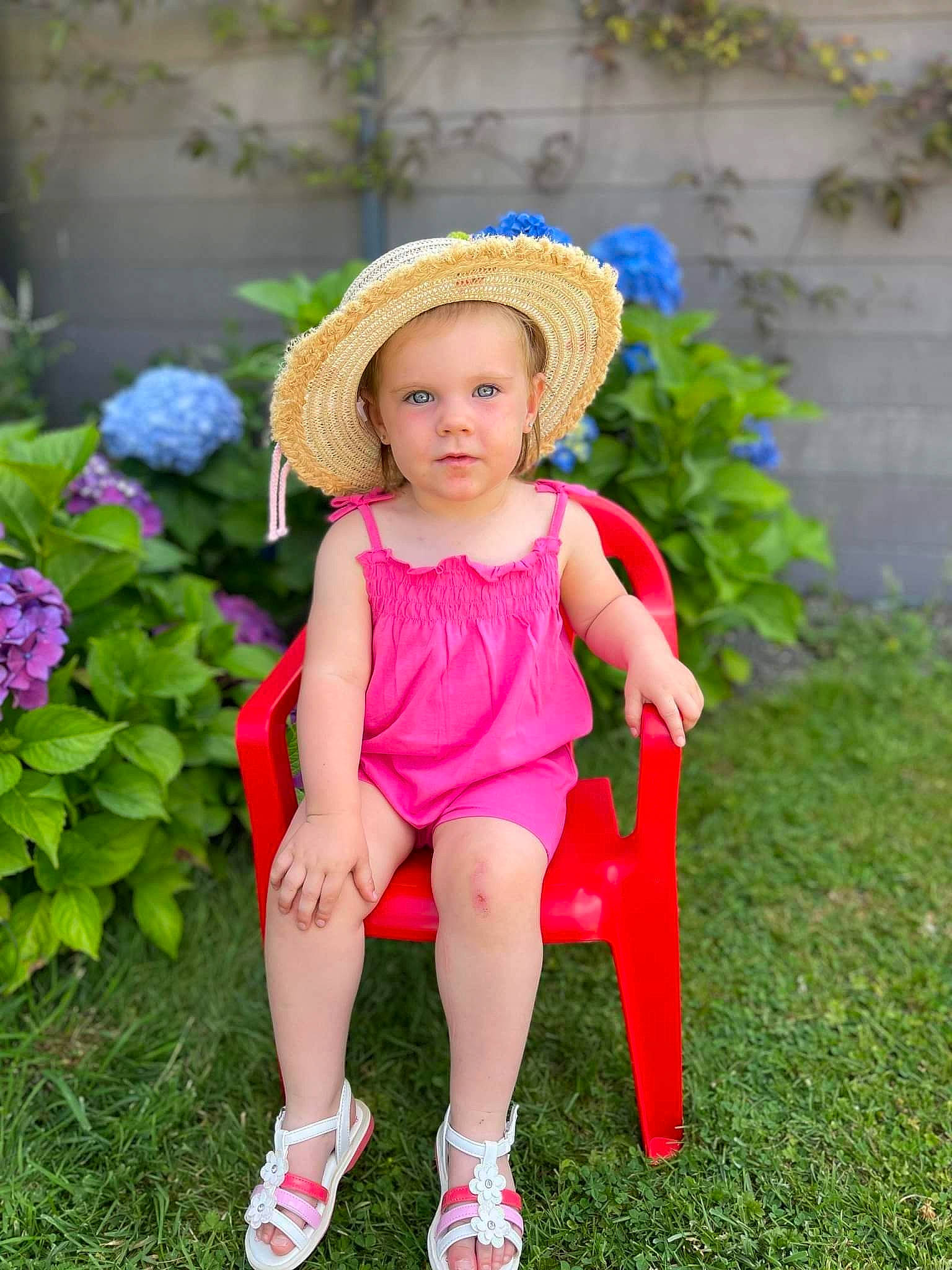 Mia a rejoint le concours — aidez-le/la à gagner de superbes lots ! baby, baby_toddler_clothing, botany, dress, eye, face, flower, grass, happy, hat, leaf, leisure, magenta, people_in_nature, person, petal, pink, plant, summer, sun_hat