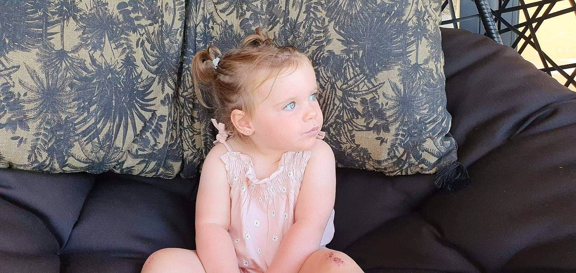 Mia a rejoint le concours — aidez-le/la à gagner de superbes lots ! baby_toddler_clothing, beauty, blond, brown_hair, cheek, comfort, eye, face, flash_photography, fun, hair, hairstyle, happy, head, human_leg, iris, neck, person, skin, thigh
