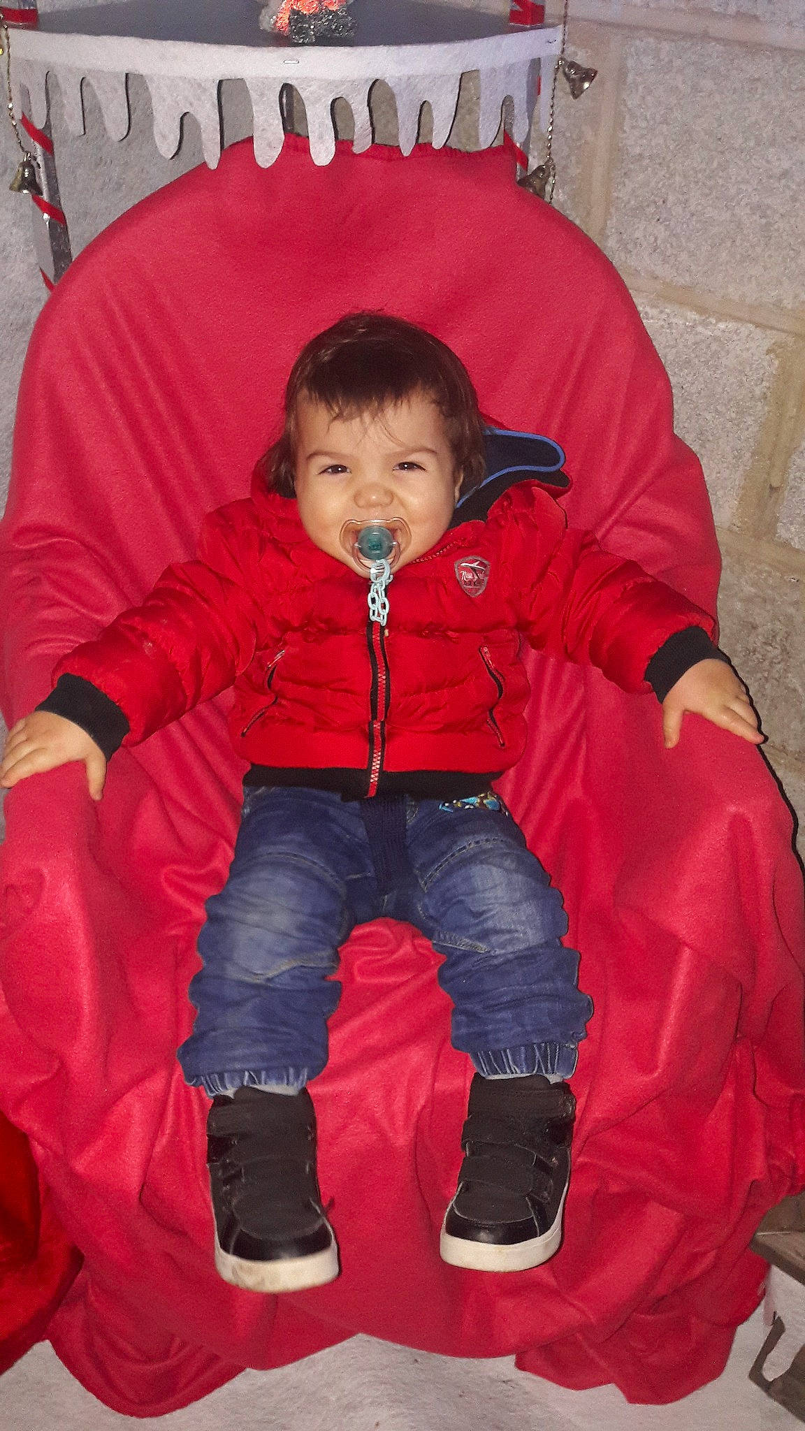 Maverick participe au concours pour gagner de l'argent avec cette photo : child, jacket, outerwear, person, red, sitting, toddler