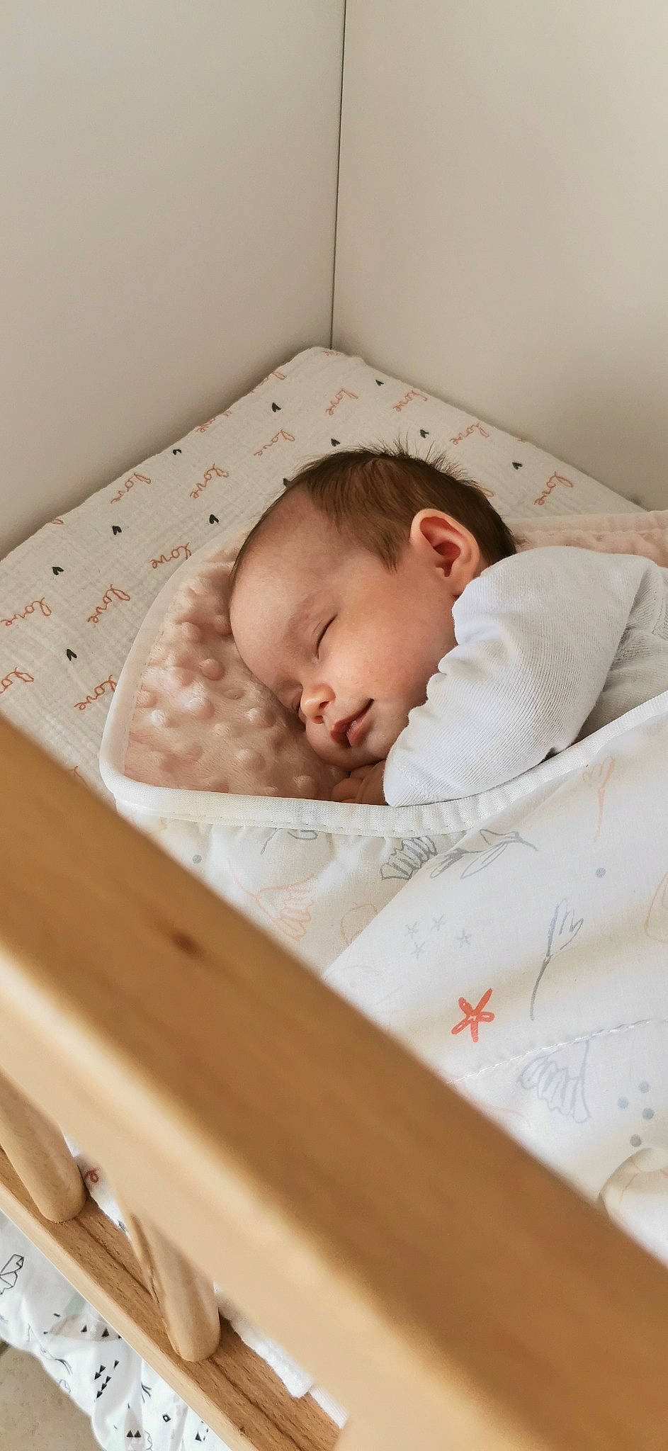 Anna a rejoint le concours — aidez-le/la à gagner de superbes lots ! baby, baby_products, baby_sleeping, baby_toddler_clothing, bed, bedding, bedtime, child, comfort, handwriting, hardwood, infant_bed, linens, nap, person, portrait_photography, product, room, sleep, toddler