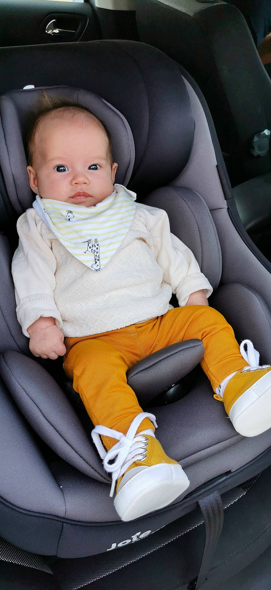 Anna a rejoint le concours — aidez-le/la à gagner de superbes lots ! auto_part, automotive_design, baby, baby_toddler_clothing, car_seat, car_seat_cover, clothing, comfort, dress, family_car, head_restraint, luxury_vehicle, motor_vehicle, person, personal_luxury_car, product, seat_belt, sitting, toddler, vehicle_door