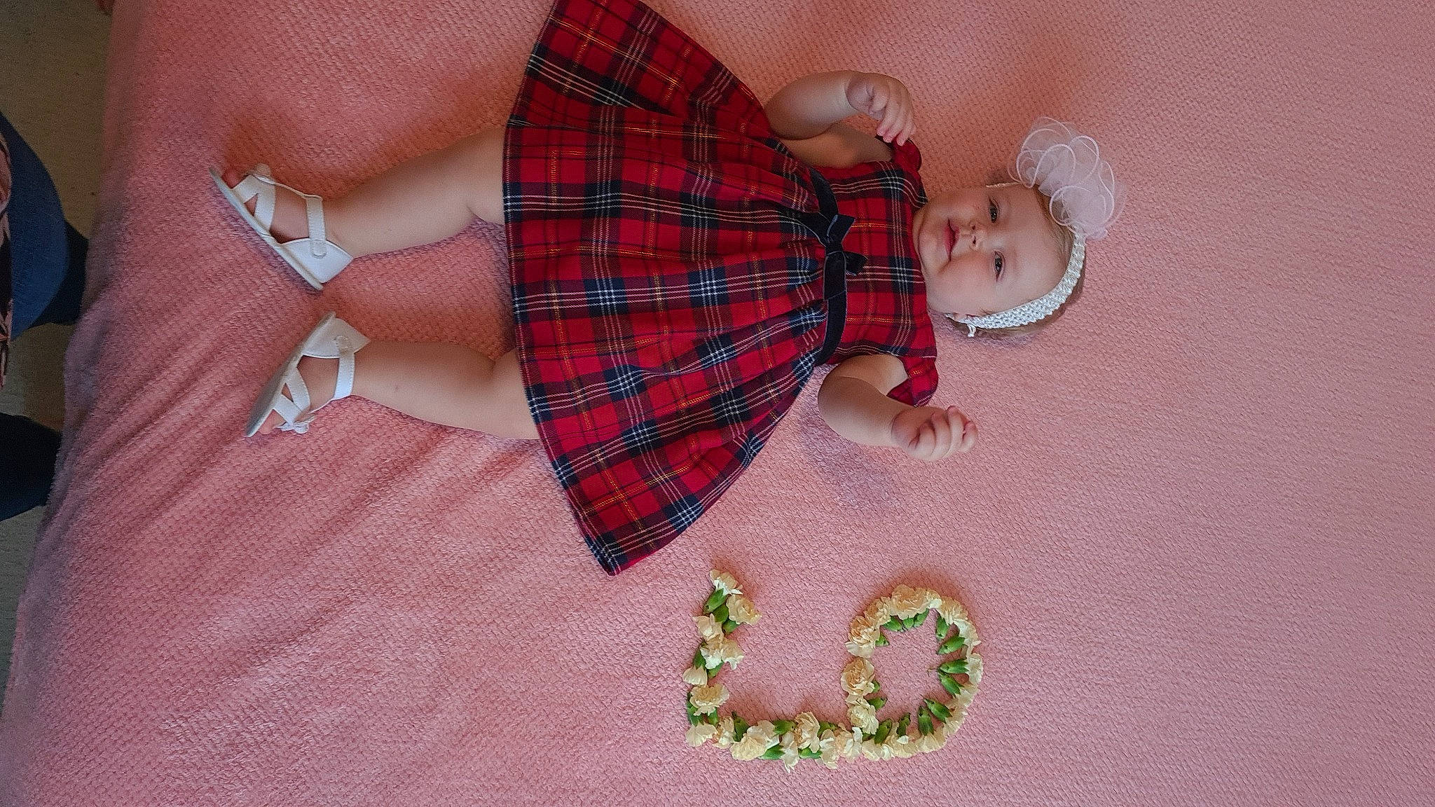 Elina a rejoint le concours — aidez-le/la à gagner de superbes lots ! baby, baby_toddler_clothing, child, comfort, fashion_accessory, finger, flooring, linens, pattern, person, pink, plaid, red, reptile, skin, sock, tartan, textile, thigh, toddler