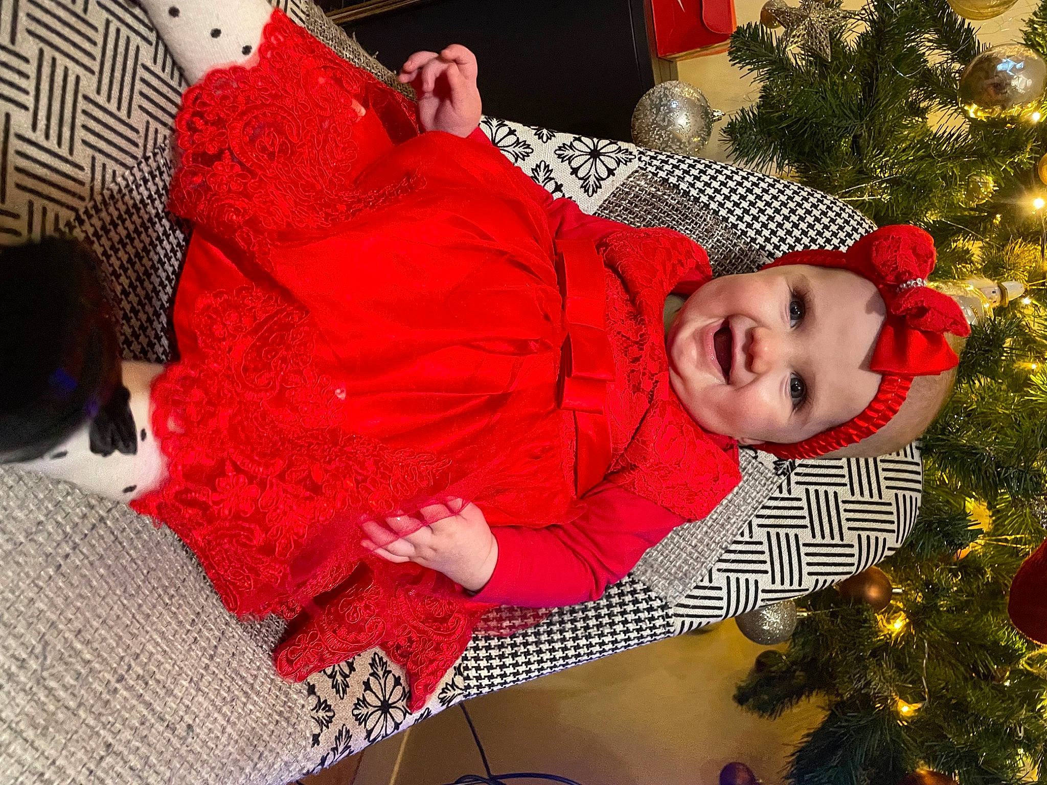 Lëya participe au concours pour gagner de l'argent avec cette photo : child, christmas, christmas_decoration, christmas_eve, christmas_ornament, christmas_tree, event, fun, happy, headwear, holiday, holiday_ornament, human_body, joy, lap, ornament, person, plant, red, smile