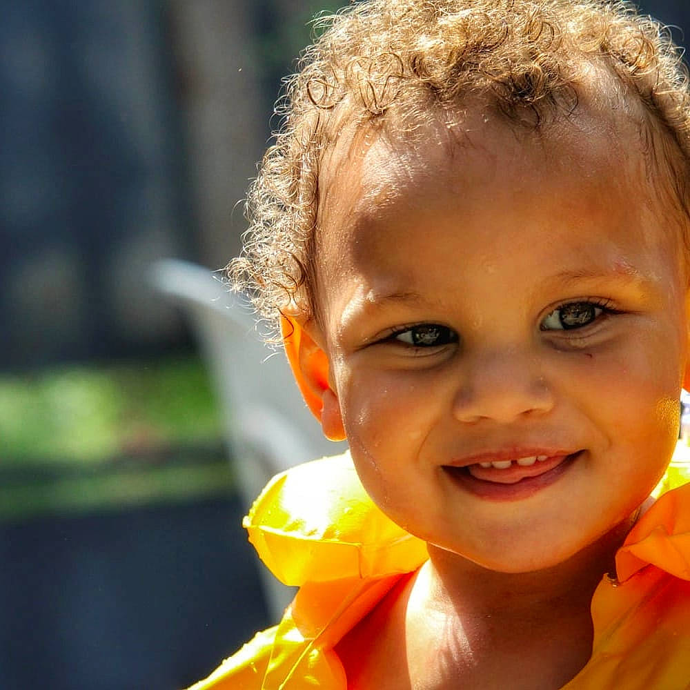 Ismaël a rejoint le concours — aidez-le/la à gagner de superbes lots ! cheek, child, chin, eye, eyebrow, flash_photography, fun, happy, human_body, iris, joy, leisure, lip, mouth, nose, orange, people_in_nature, person, skin, smile