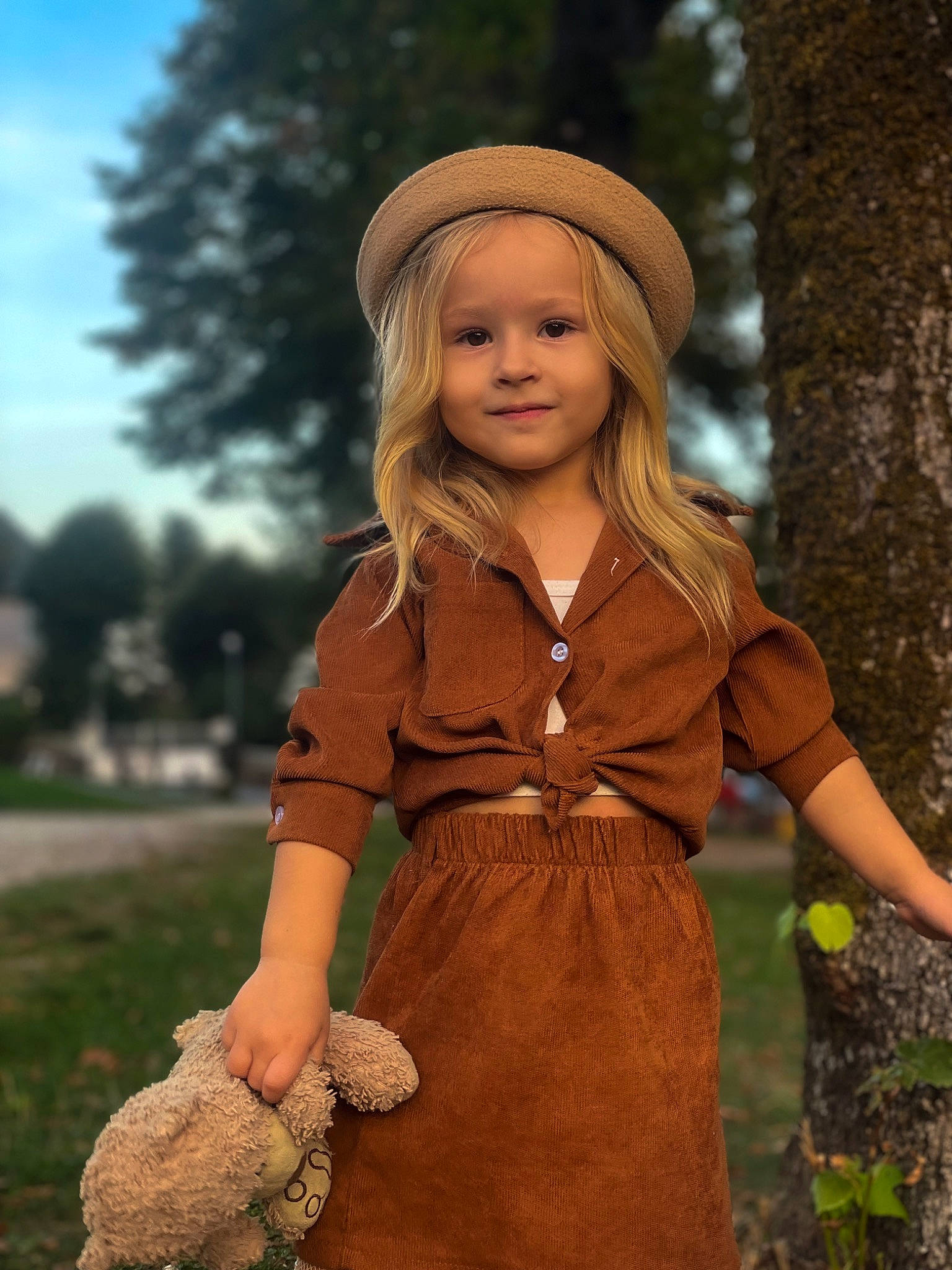 Mia a rejoint le concours — aidez-le/la à gagner de superbes lots ! arm, blond, day_dress, dress, face, fawn, flash_photography, grass, happy, joy, long_hair, outerwear, people_in_nature, person, plant, skin, sky, sleeve, smile, toddler
