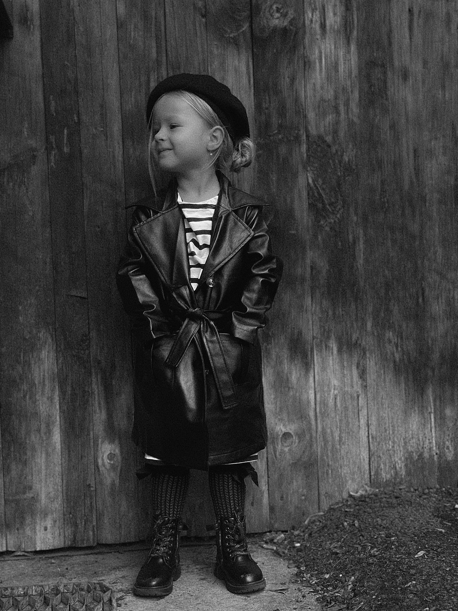 Mia participe au concours pour gagner de l'argent avec cette photo : black_and_white, child, collar, darkness, fashion_design, flash_photography, formal_wear, hairstyle, hat, headgear, monochrome, monochrome_photography, outerwear, person, sleeve, street, style, toddler, uniform, vintage_clothing