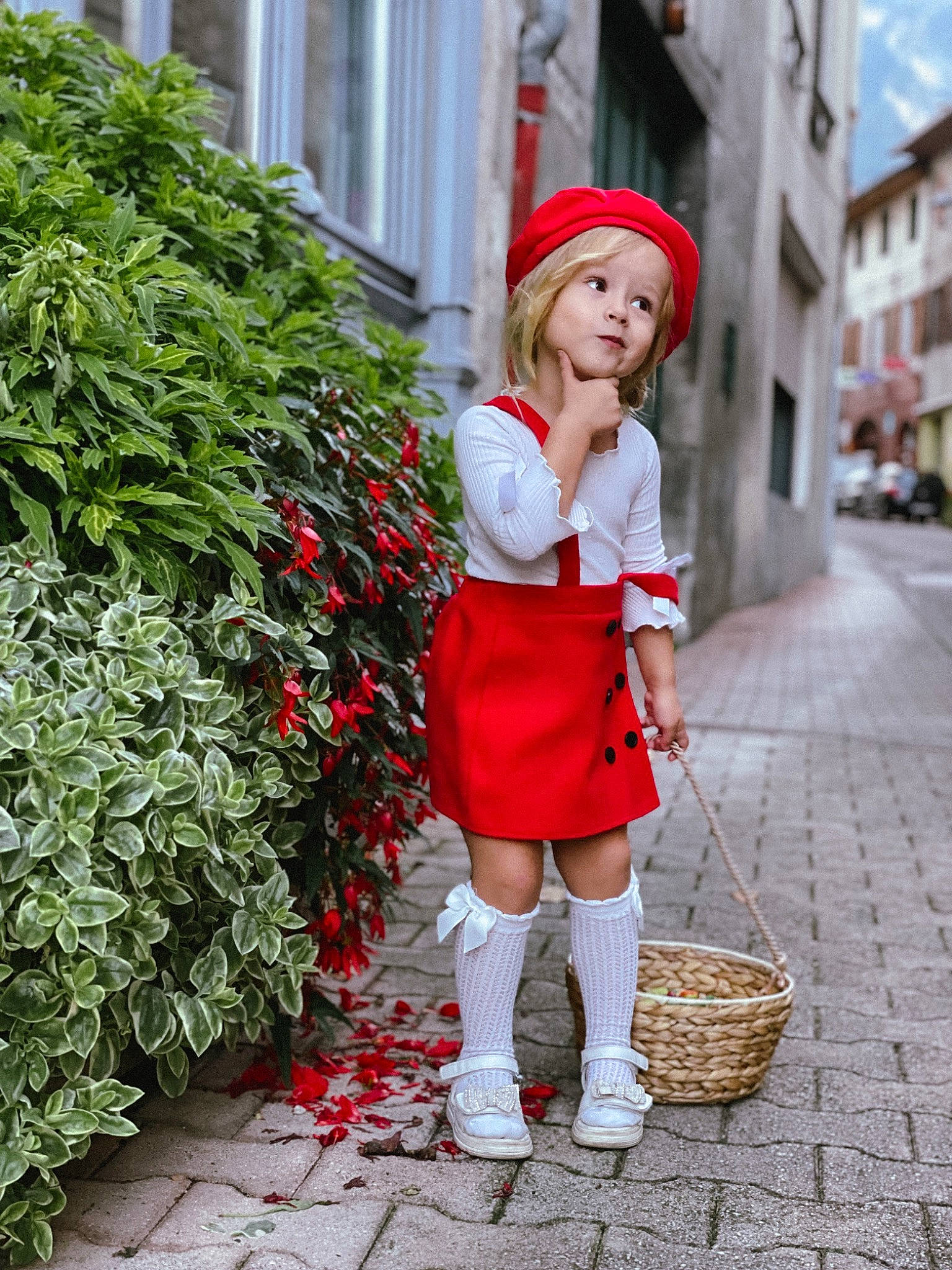 Mia participe au concours pour gagner de l'argent avec cette photo : clothing, electric_blue, fashion_design, footwear, hair, hat, headwear, high_heels, human_leg, joint, knee, long_hair, pattern, person, plaid, plant, red, shoe, shoulder, tartan