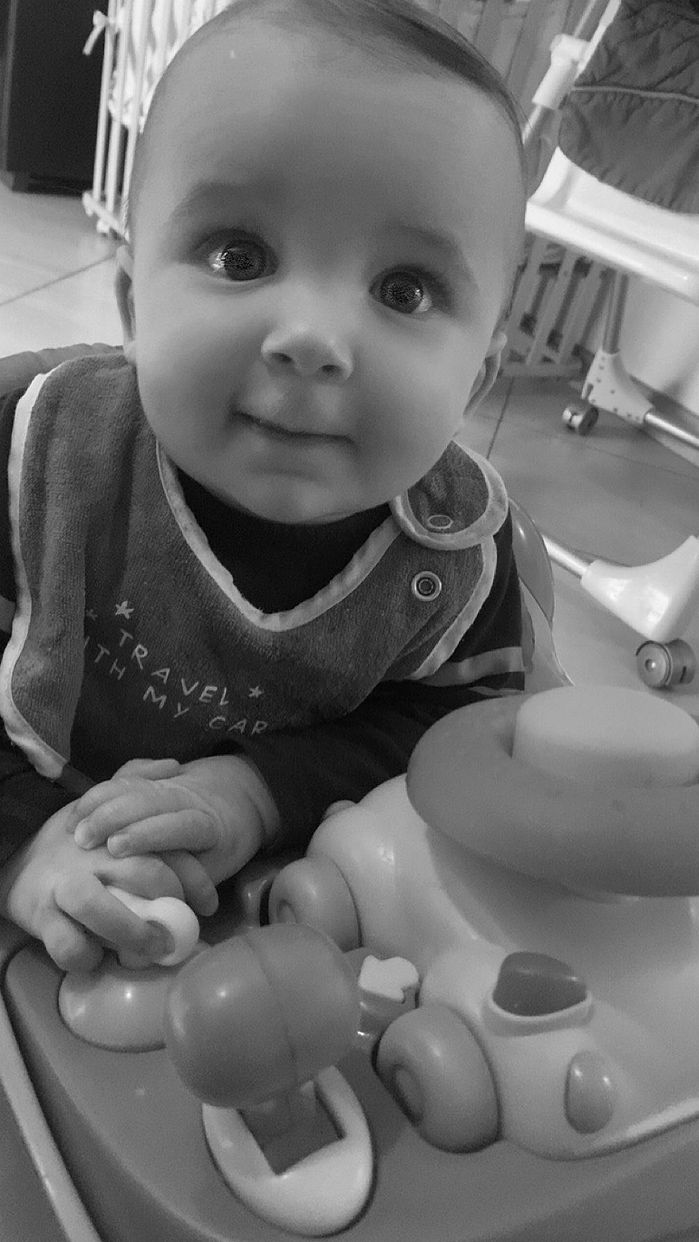 Zôan a rejoint le concours — aidez-le/la à gagner de superbes lots ! baby, bodypart, crib, cutlery, face, finger, furniture, hand, happy, head, indoors, infantbed, medication, person, photography, pill, portrait, pottery, smile, spoon