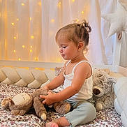 Kamyla a rejoint le concours — aidez-le/la à gagner de superbes lots ! animal, bed, bedroom, canopybed, cat, child, clothing, face, female, furniture, girl, hair, head, indoors, person, pet, photography, room, sitting, sleeve