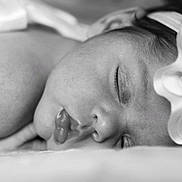 Eva a rejoint le concours — aidez-le/la à gagner de superbes lots ! baby, bed, bodypart, clothing, face, finger, furniture, glove, hand, hat, head, newborn, person, photography, portrait, sleeping