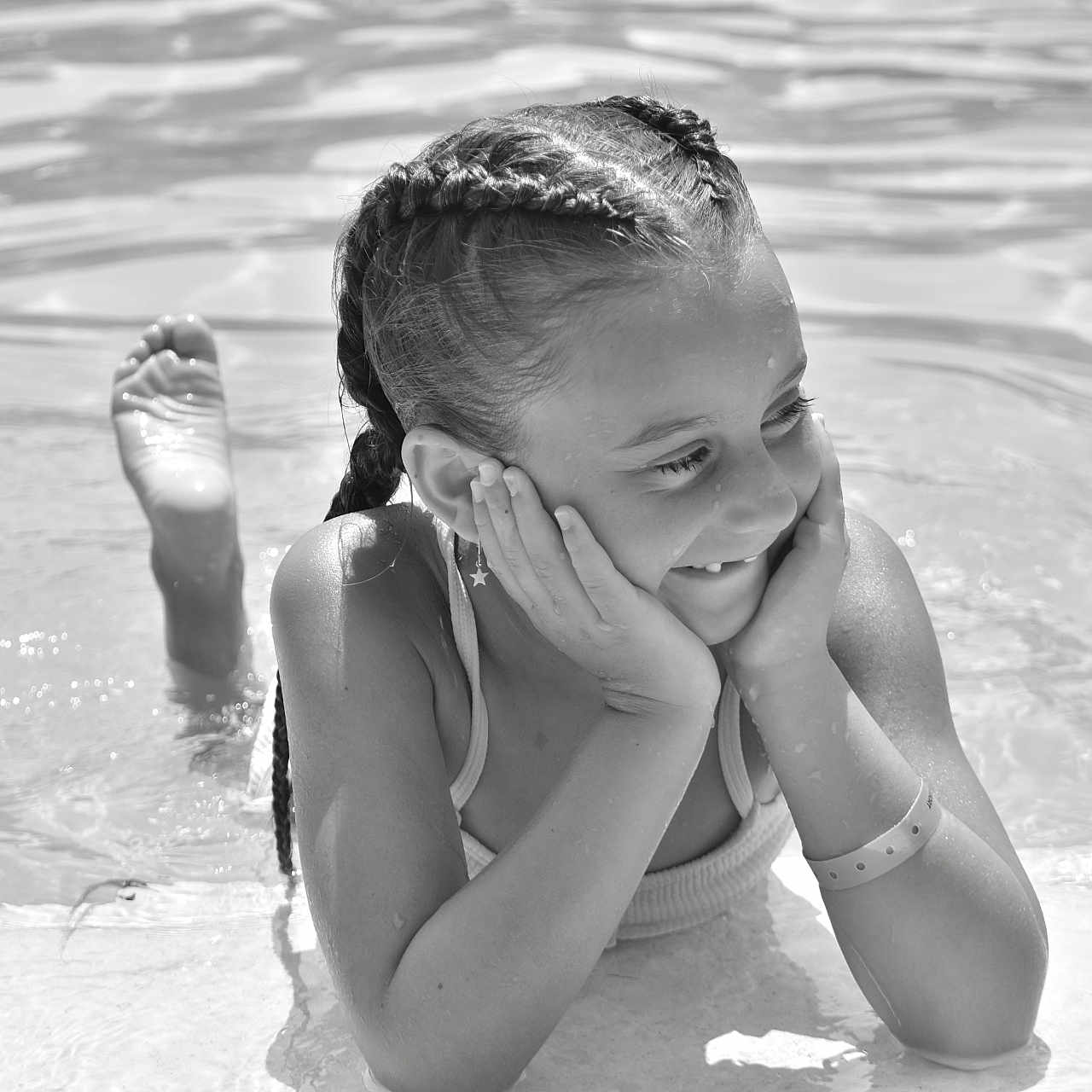 Mya a rejoint le concours — aidez-le/la à gagner de superbes lots ! accessories, baby, back, bodypart, bracelet, face, finger, hand, head, jewelry, leisureactivities, person, photography, pool, portrait, sport, swimming, swimmingpool, water, watersports