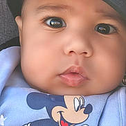 Jayden a rejoint le concours — aidez-le/la à gagner de superbes lots ! baby, infant, face, hat, cap, big_eyes, long_eyelashes, chubby_cheeks, lips, mickey_mouse, cartoon, onesie, clothing, closeup, portrait, cute, curious_expression, car_seat, soft_lighting, eye_reflection