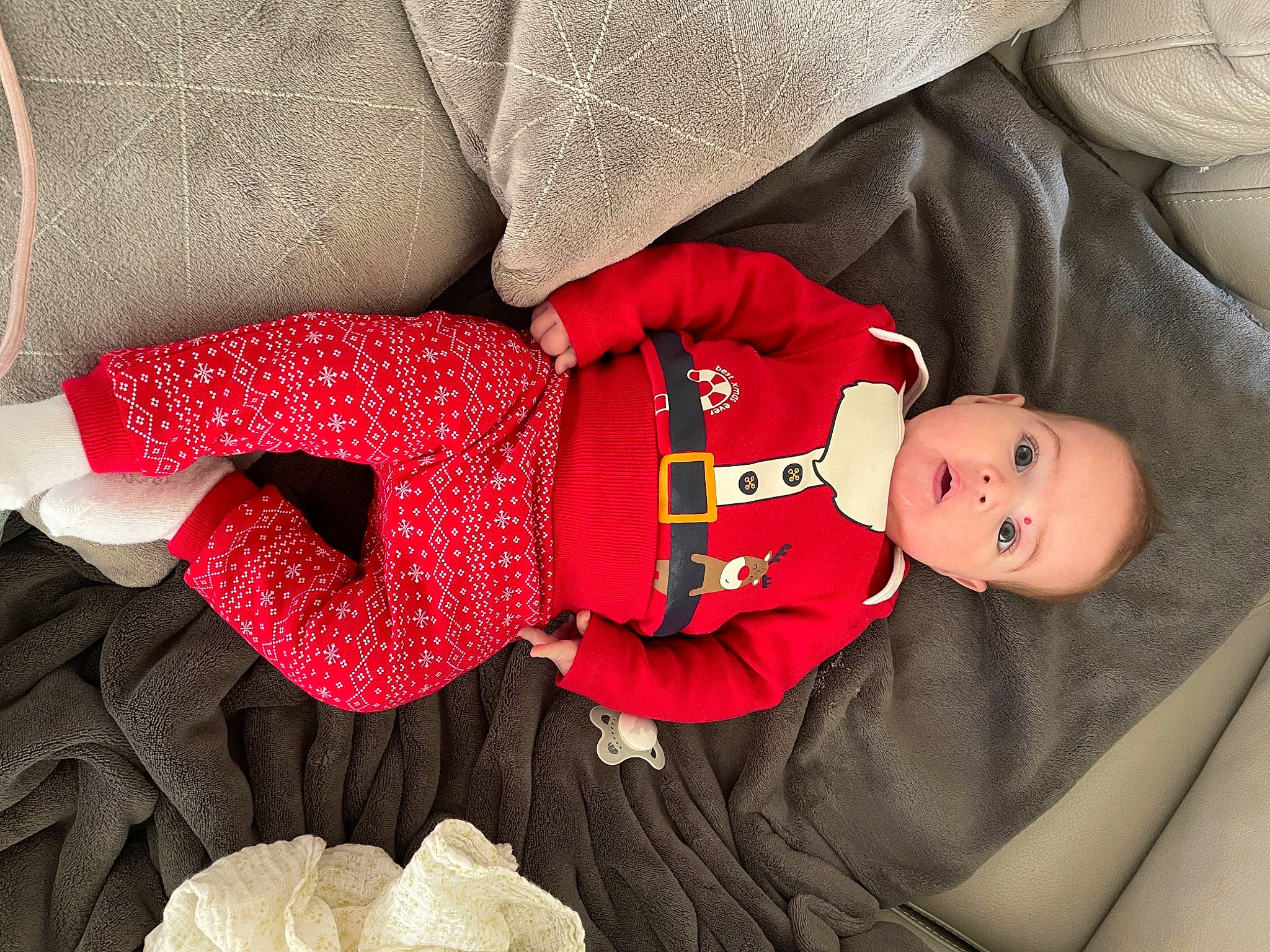 Ambre a rejoint le concours — aidez-le/la à gagner de superbes lots ! arm, baby, baby_sleeping, baby_toddler_clothing, black, child, comfort, finger, hand, happy, human_body, human_leg, leg, person, pink, red, sleeve, surprise, textile, thigh