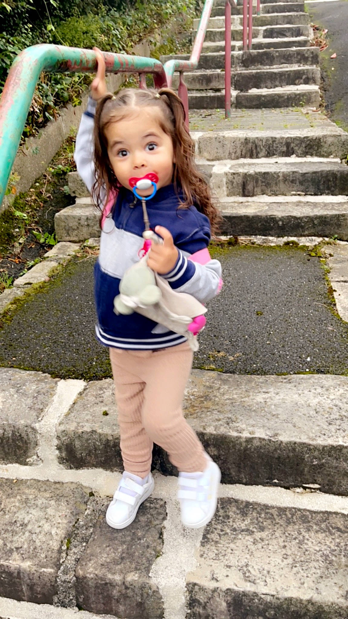 Katalynna a rejoint le concours — aidez-le/la à gagner de superbes lots ! beauty, child, eye, face, fun, grass, hair, hairstyle, happy, head, joint, knee, long_hair, people, person, photograph, pink, plant, thigh, toddler