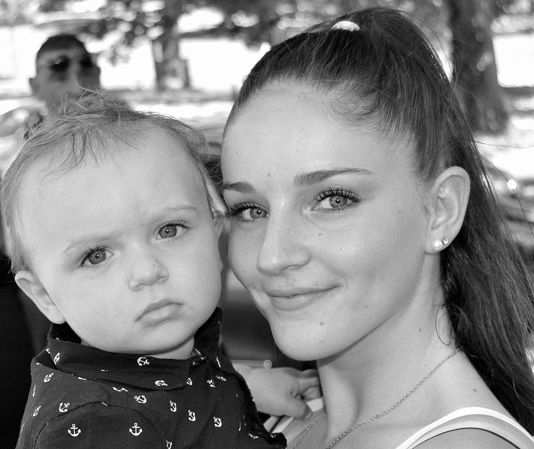 Tyno participe au concours pour gagner de l'argent avec cette photo : black_and_white, cheek, child, eye, face, forehead, hairstyle, happy, iris, joy, lip, love, monochrome, monochrome_photography, people, person, photograph, photography, portrait_photography, sibling