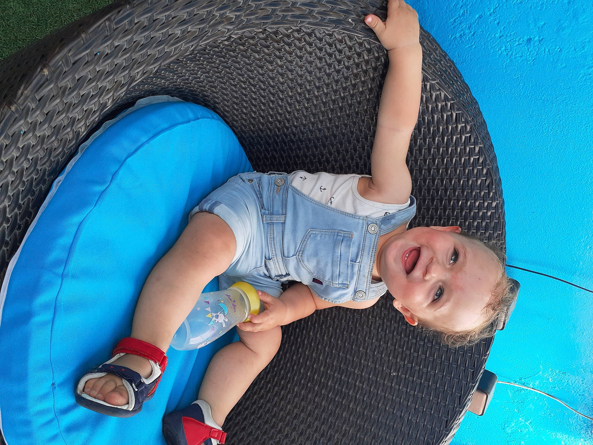 Tyno a rejoint le concours — aidez-le/la à gagner de superbes lots ! baby, blue, child, fun, leg, leisure, person, photography, toddler