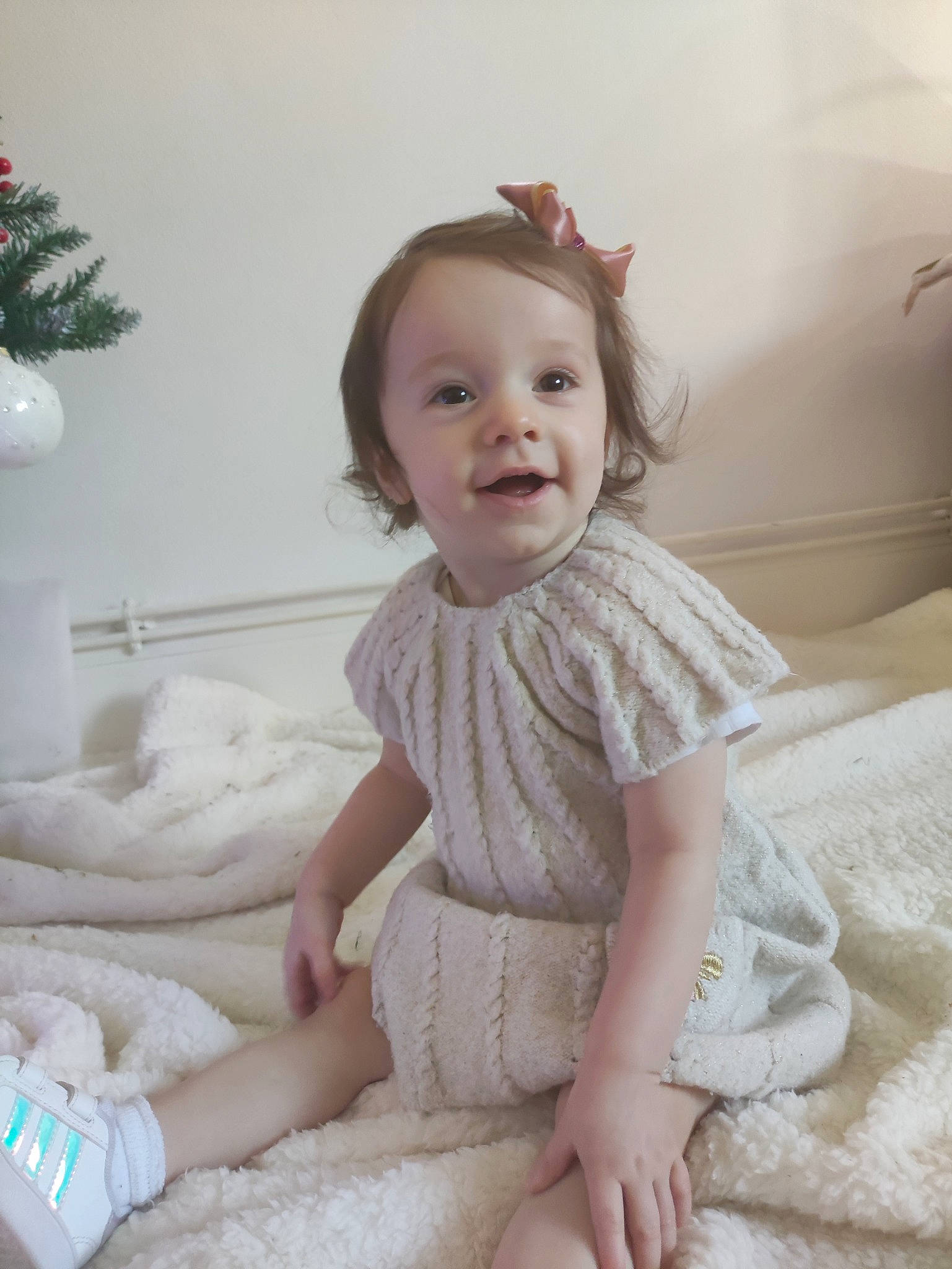 Éloïse participe au concours pour gagner de l'argent avec cette photo : baby, baby_toddler_clothing, blond, child, comfort, dress, embellishment, flash_photography, happy, iris, lip, pattern, person, pink, sitting, skin, sleeve, smile, standing, toddler