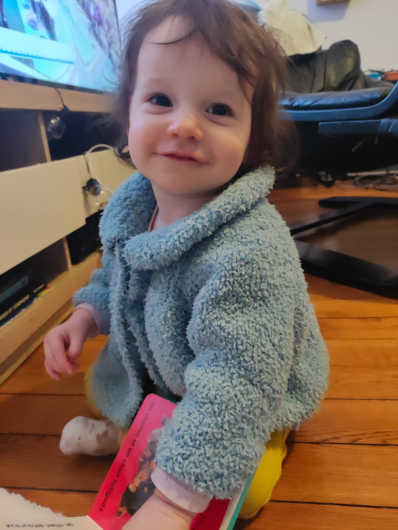 Éloïse participe au concours pour gagner de l'argent avec cette photo : baby, baby_toddler_clothing, cheek, comfort, face, finger, floor, flooring, happy, iris, joint, joy, neck, nose, person, shoulder, skin, sleeve, smile, thumb