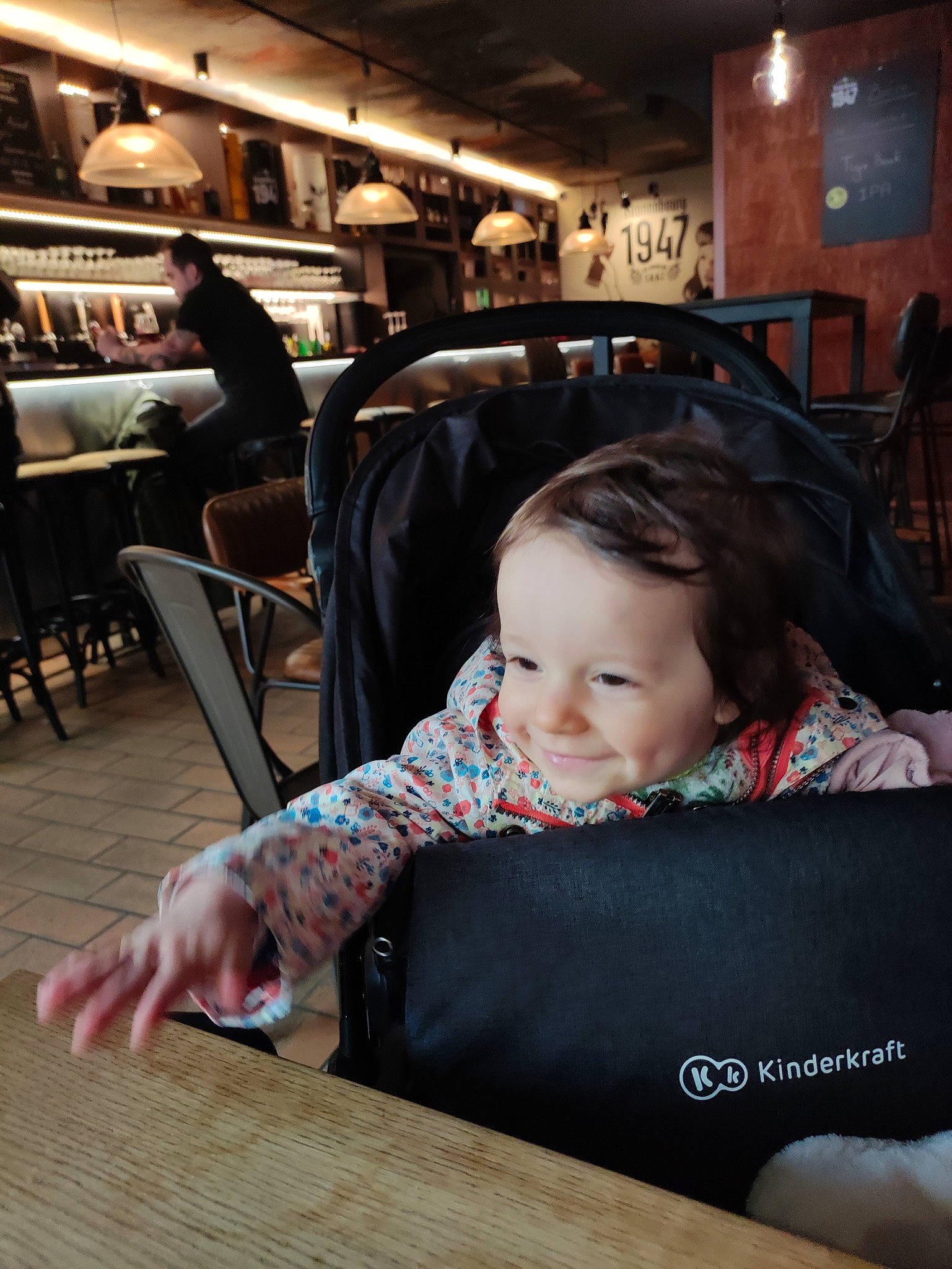 Éloïse participe au concours pour gagner de l'argent avec cette photo : audio_equipment, baby_toddler_clothing, chair, child, comfort, flash_photography, flooring, fun, furniture, happy, hardwood, joy, leisure, person, room, sitting, smile, table, toddler, travel