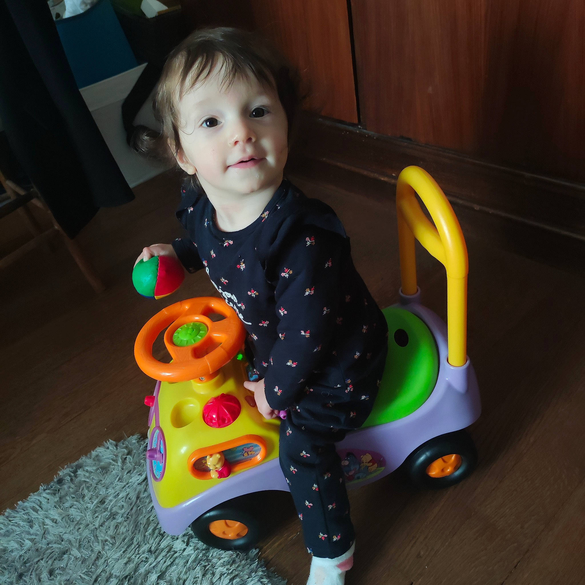 Éloïse a rejoint le concours — aidez-le/la à gagner de superbes lots ! baby, baby_playing_with_toys, baby_toddler_clothing, child, floor, flooring, fun, head, person, play, product, riding_toy, sitting, standing, tire, toddler, toy, toy_vehicle, vehicle, wheel