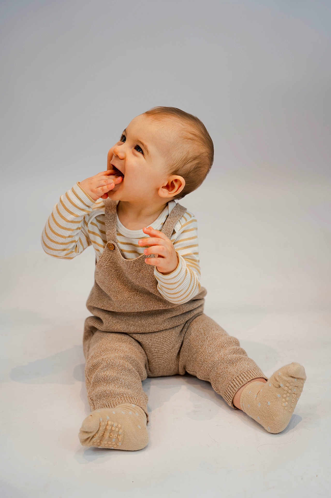 Néoh a rejoint le concours — aidez-le/la à gagner de superbes lots ! baby, child, infant, smiling, sitting, clothing, knitwear, socks, beige, striped, happy, cute, portrait, studio, isolated, background, person, toddler, playful, expression