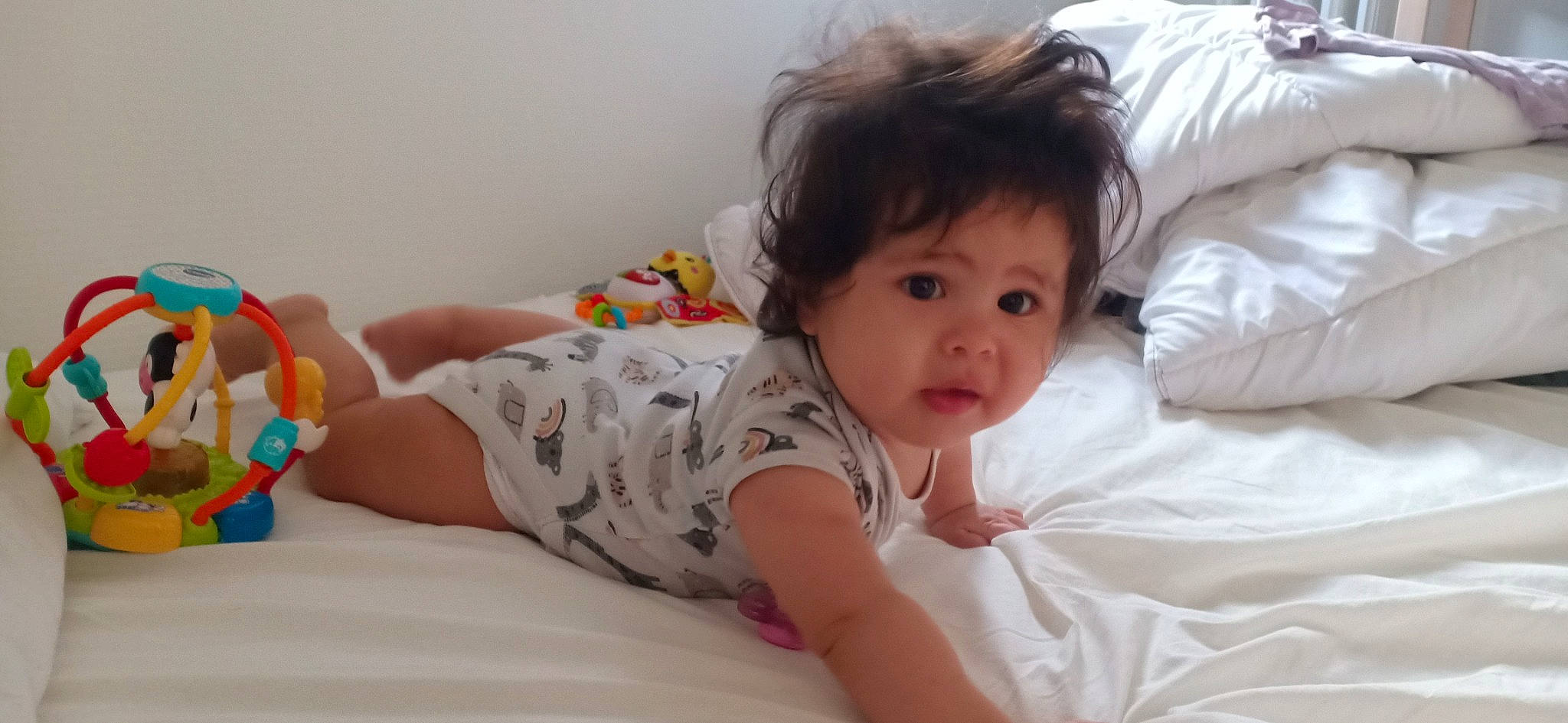 Jennah participe au concours pour gagner de l'argent avec cette photo : baby, baby_toddler_clothing, bed, bedding, child, comfort, eye, finger, flooring, happy, human_body, human_leg, leg, linens, neck, person, room, skin, sleeve, smile
