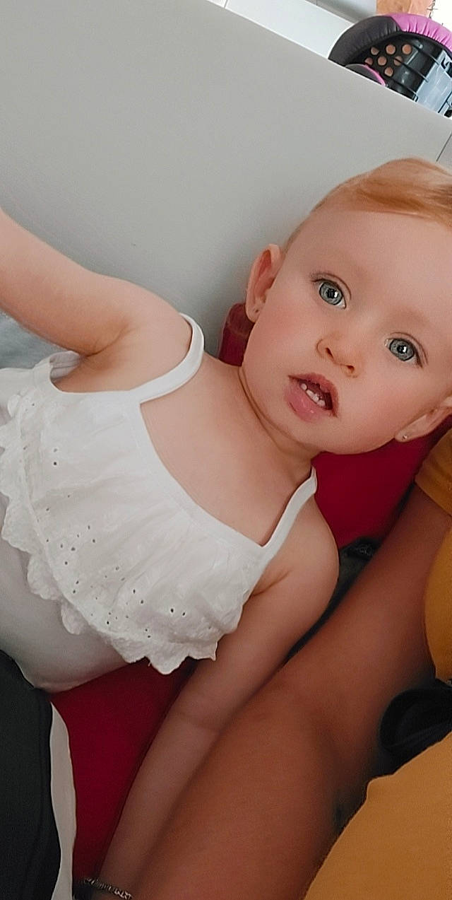 Naélia a rejoint le concours — aidez-le/la à gagner de superbes lots ! arm, baby, baby_toddler_clothing, chest, comfort, embellishment, eyelash, finger, flash_photography, hand, happy, headpiece, lip, muscle, neck, person, pink, shoulder, skin, thigh