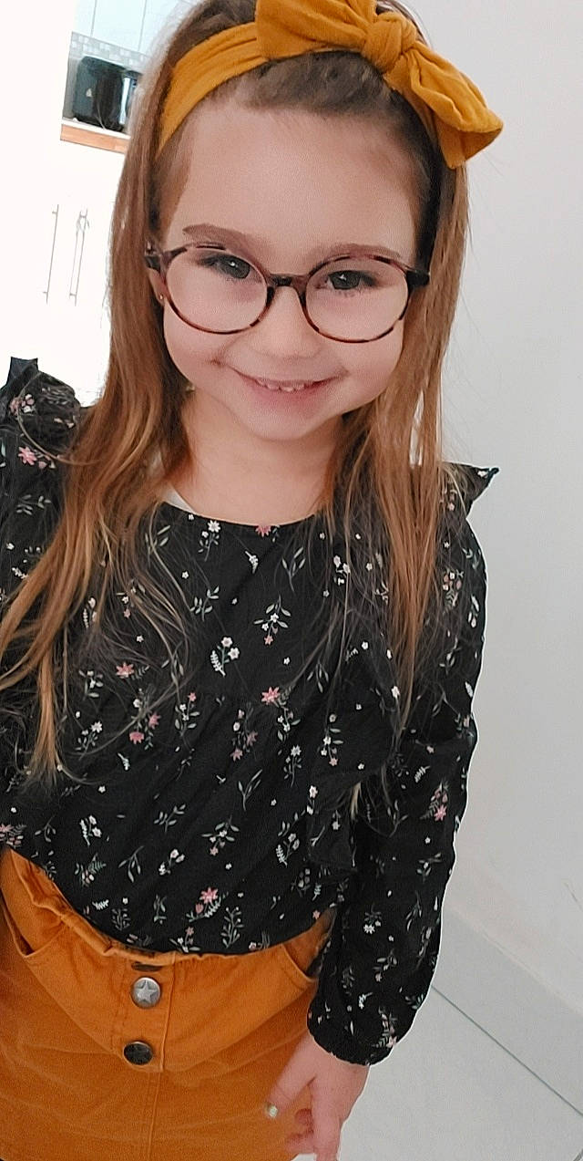 Lézia a rejoint le concours — aidez-le/la à gagner de superbes lots ! collar, dress_shirt, eyebrow, eyelash, eyewear, face, glasses, hair, hairstyle, iris, joy, lip, neck, outerwear, person, shoulder, skin, sleeve, smile, street_fashion