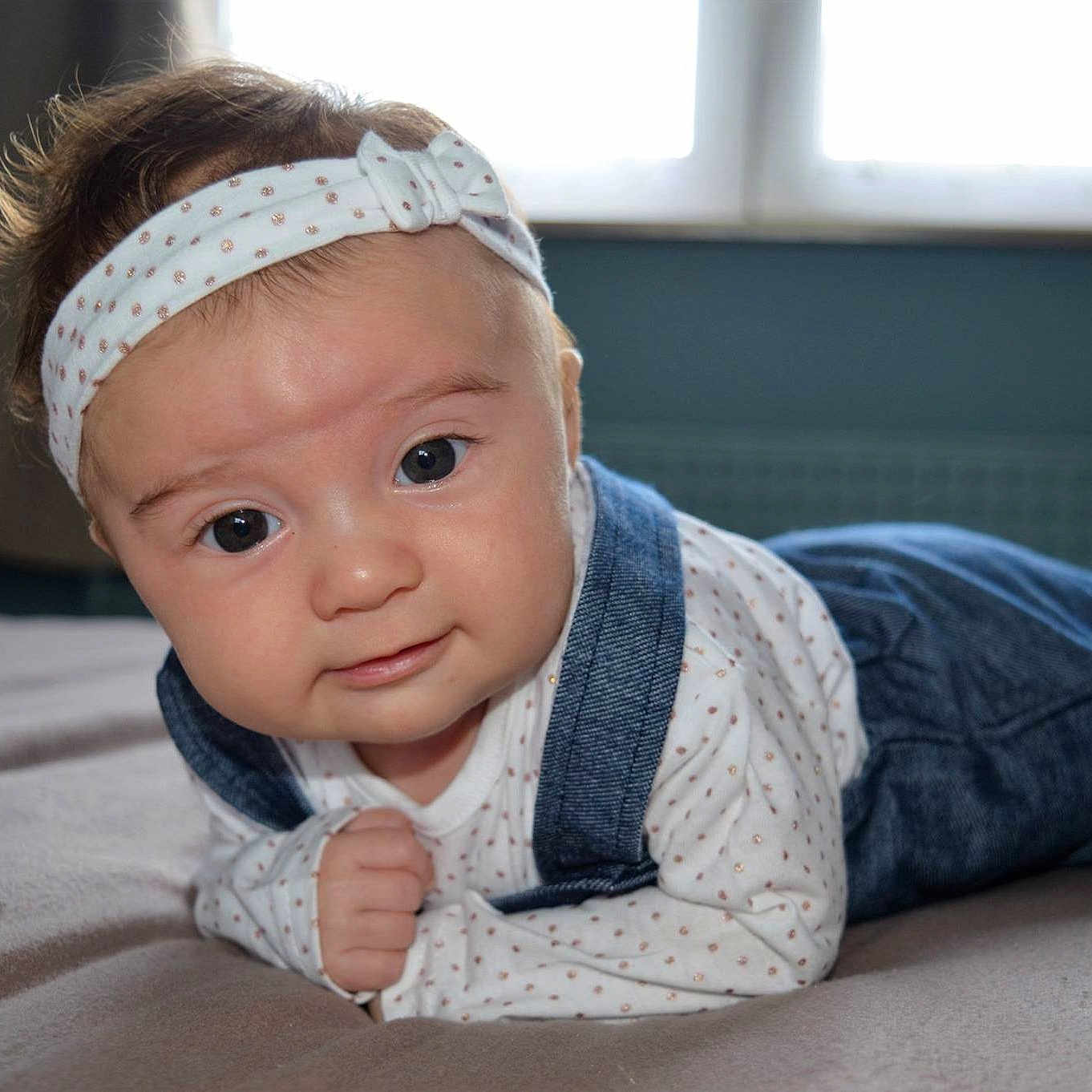 Amandine participe au concours pour gagner de l'argent avec cette photo : child, girl, hair_accessory, headgear, headwear, infant, person, portrait_photography, product, textile, toddler