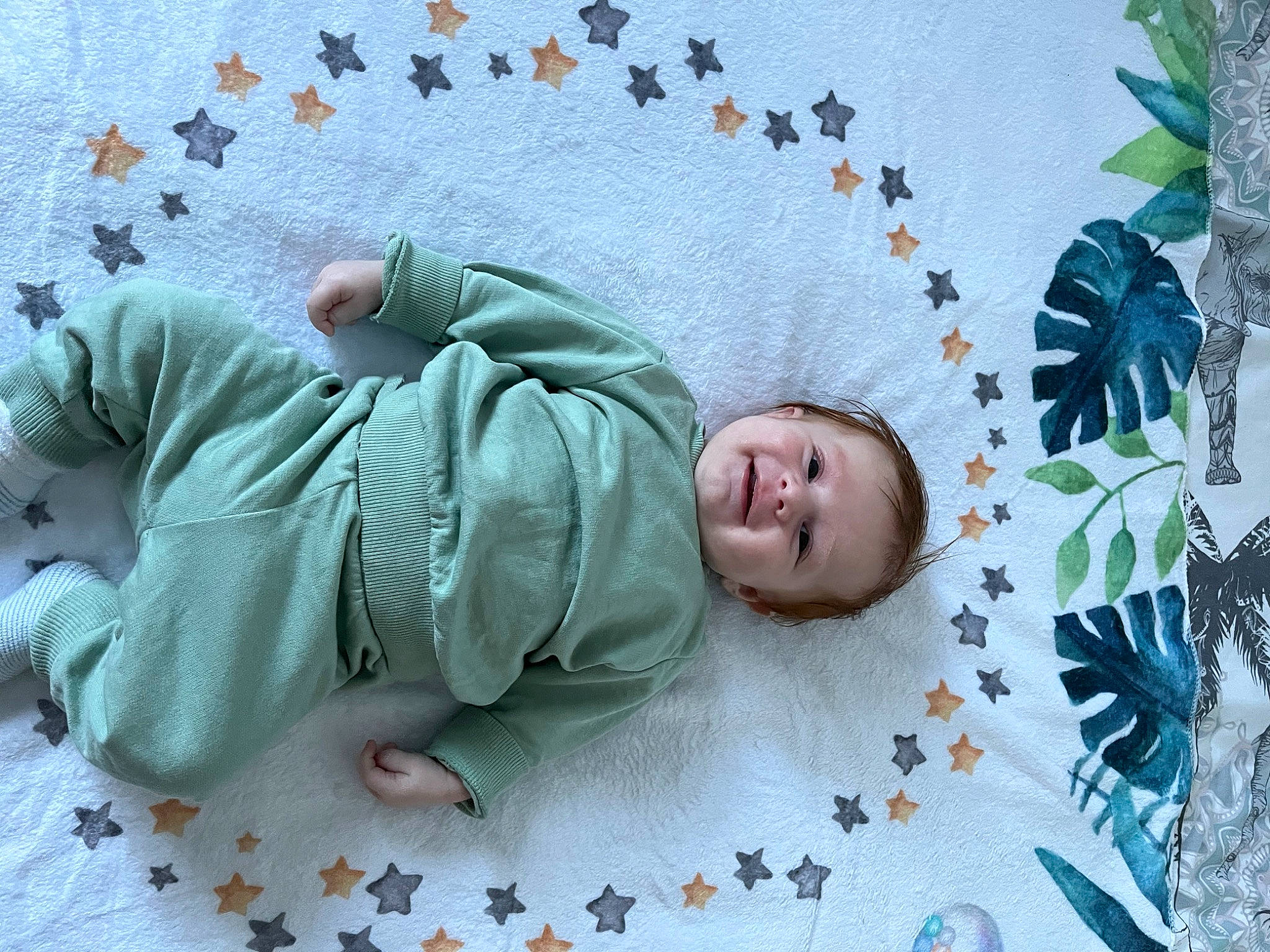 Aaron a rejoint le concours — aidez-le/la à gagner de superbes lots ! baby, baby_products, baby_safety, baby_sleeping, baby_toddler_clothing, bedding, bedtime, child, comfort, flooring, grass, happy, linens, pattern, person, product, room, sleeve, smile, toddler