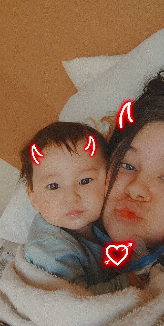 Thaic a rejoint le concours — aidez-le/la à gagner de superbes lots ! baby, baby_toddler_clothing, black_hair, cap, carmine, cheek, child, chin, eyebrow, eyelash, face, fashion_accessory, hairstyle, happy, hat, lip, nose, outerwear, person, skin