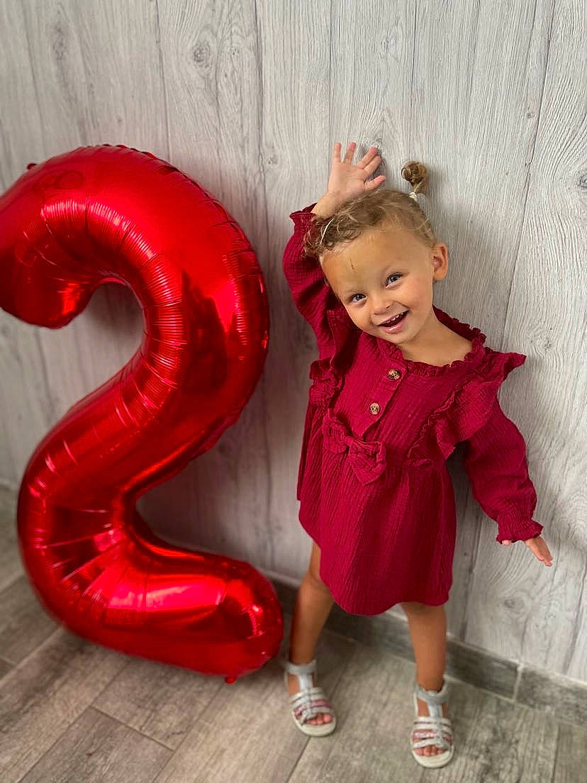 Thea participe au concours pour gagner de l'argent avec cette photo : art, baby_toddler_clothing, child, dress, embellishment, event, footwear, fun, happy, head, human_leg, joy, leg, magenta, person, pink, purple, sandal, shoe, sleeve