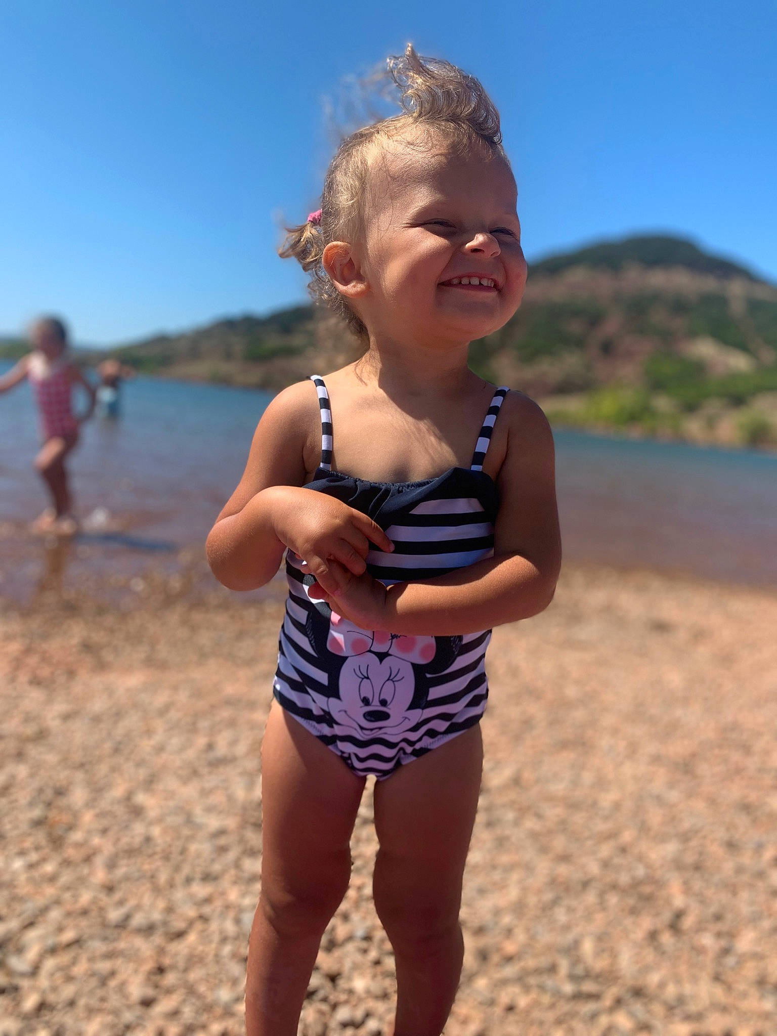 Thea a rejoint le concours — aidez-le/la à gagner de superbes lots ! azure, beach, chest, child, face, fun, happy, head, joy, lake, leg, leisure, one_piece_swimsuit, people_on_beach, person, sky, smile, swimwear, thigh, toddler