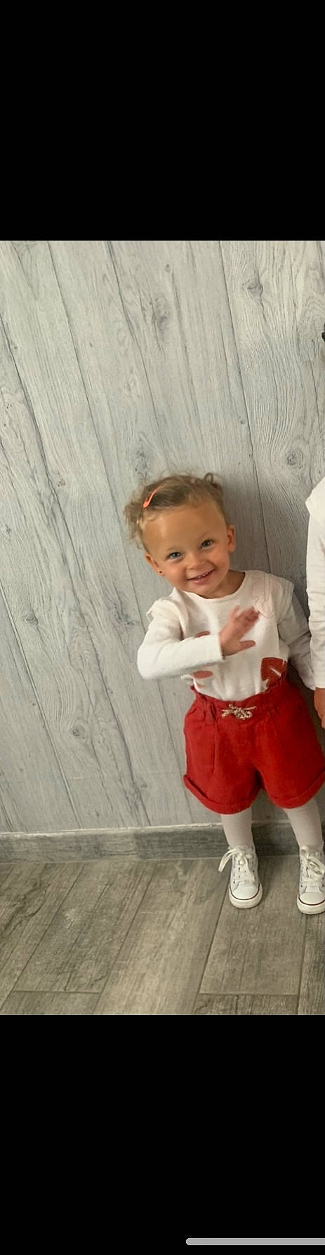 Thea participe au concours pour gagner de l'argent avec cette photo : abdomen, baby_toddler_clothing, blond, child, eye, fun, gesture, hair, happy, human_leg, joy, person, shorts, skin, sleeve, smile, sock, t_shirt, toddler, trunk