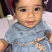 Dalia a rejoint le concours — aidez-le/la à gagner de superbes lots ! baby, child, curly_hair, smiling, blue_dress, headband, portrait, indoor, person, face, cute, happy, sitting, young_child, closeup, necklace, skin, eyes, hand, fabric