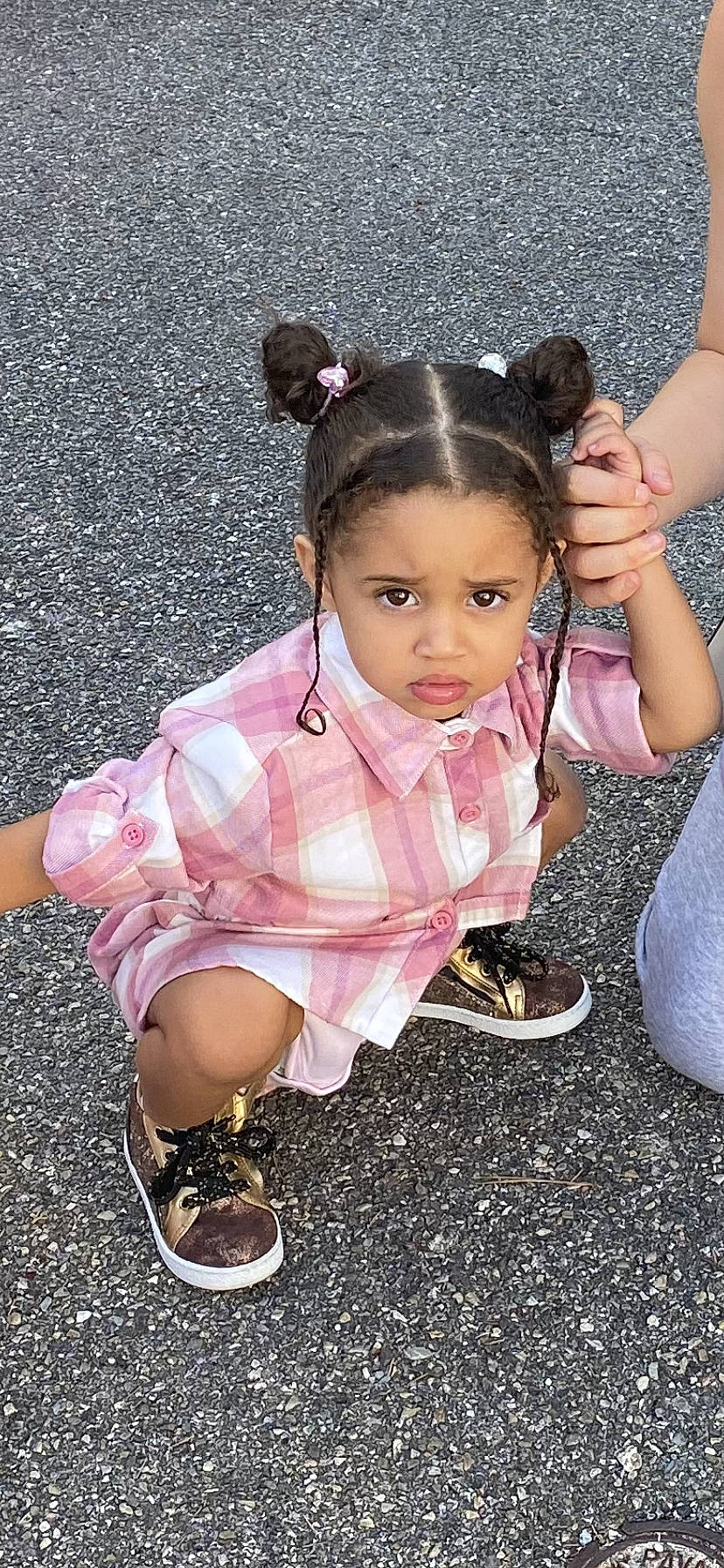 Malya participe au concours pour gagner de l'argent avec cette photo : asphalt, baby_toddler_clothing, bangs, cheek, child, eyelash, fashion_accessory, fun, grass, happy, human_leg, jewellery, magenta, person, pink, play, sandal, sitting, smile, soil