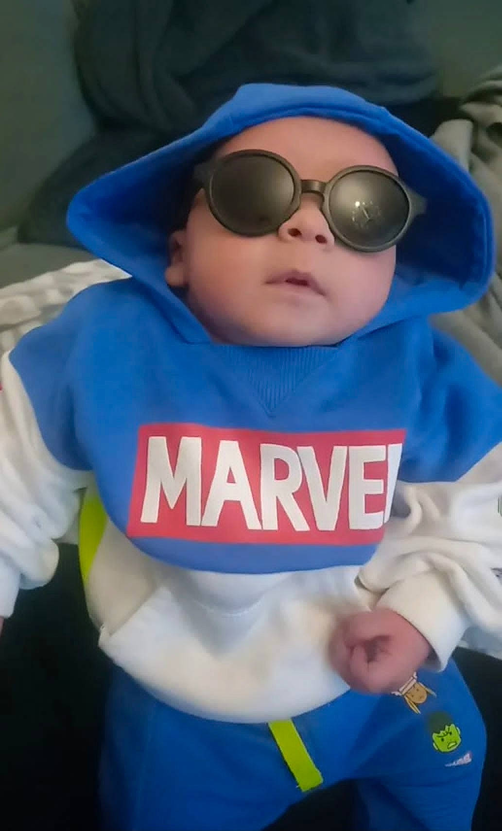 Al-mahdi a rejoint le concours — aidez-le/la à gagner de superbes lots ! azure, baby, blue, cap, cool, electric_blue, eyewear, finger, gesture, glasses, goggles, headgear, headwear, mouth, outerwear, person, sleeve, sunglasses, thumb, toddler