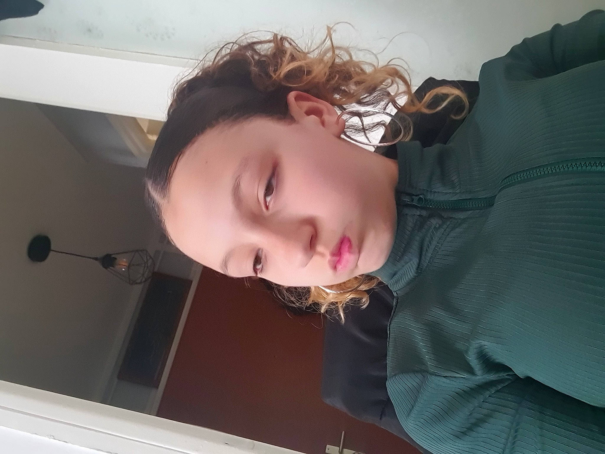 Sherine a rejoint le concours — aidez-le/la à gagner de superbes lots ! bangs, black_hair, comfort, ear, elbow, eyelash, eyewear, fun, happy, jaw, joint, lip, long_hair, neck, nose, person, room, shoulder, smile, tints_and_shades