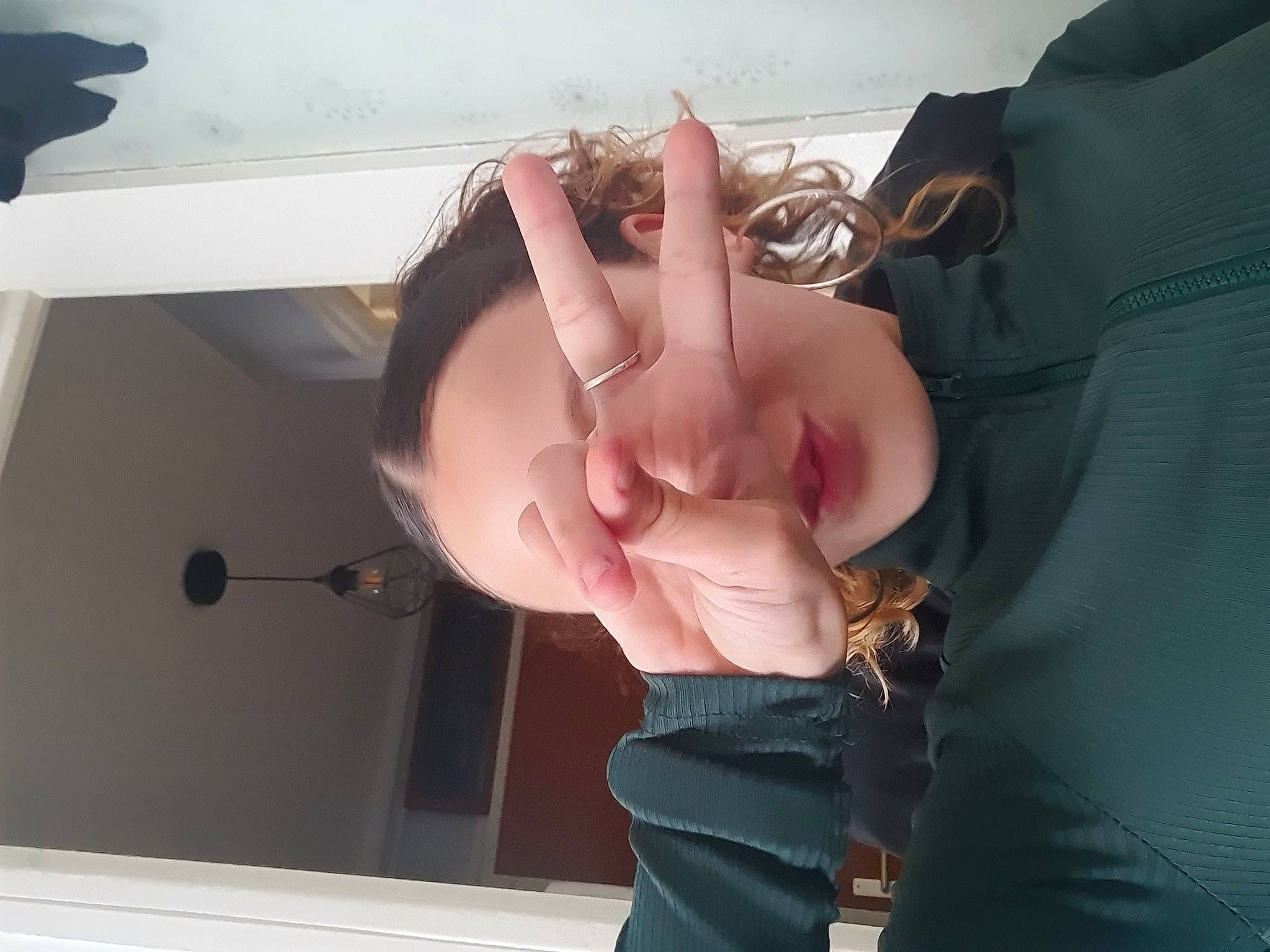 Sherine a rejoint le concours — aidez-le/la à gagner de superbes lots ! abdomen, chest, elbow, eyelash, eyewear, fashion_accessory, gesture, human_body, human_leg, jaw, jewellery, nail, navel, neck, person, shoulder, stomach, thumb, trunk, vision_care