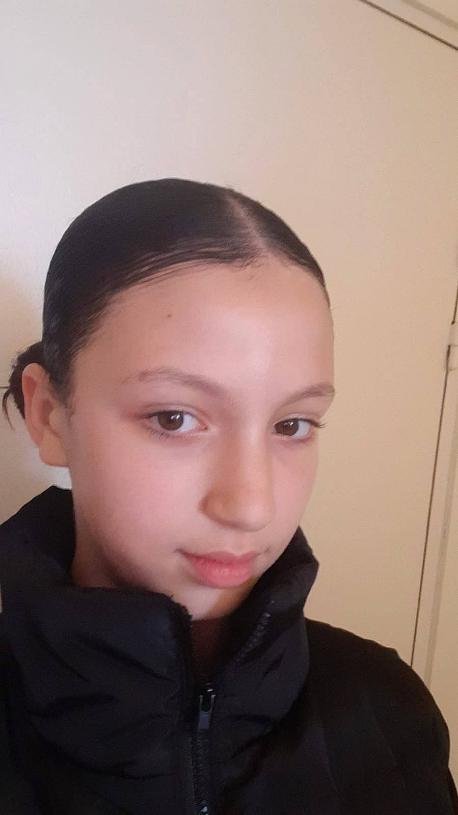 Sherine participe au concours pour gagner de l'argent avec cette photo : black_hair, cheek, child, ear, eyelash, flash_photography, forehead, jacket, jaw, lip, long_hair, makeover, neck, no_expression, nose, person, portrait, portrait_photography, selfie