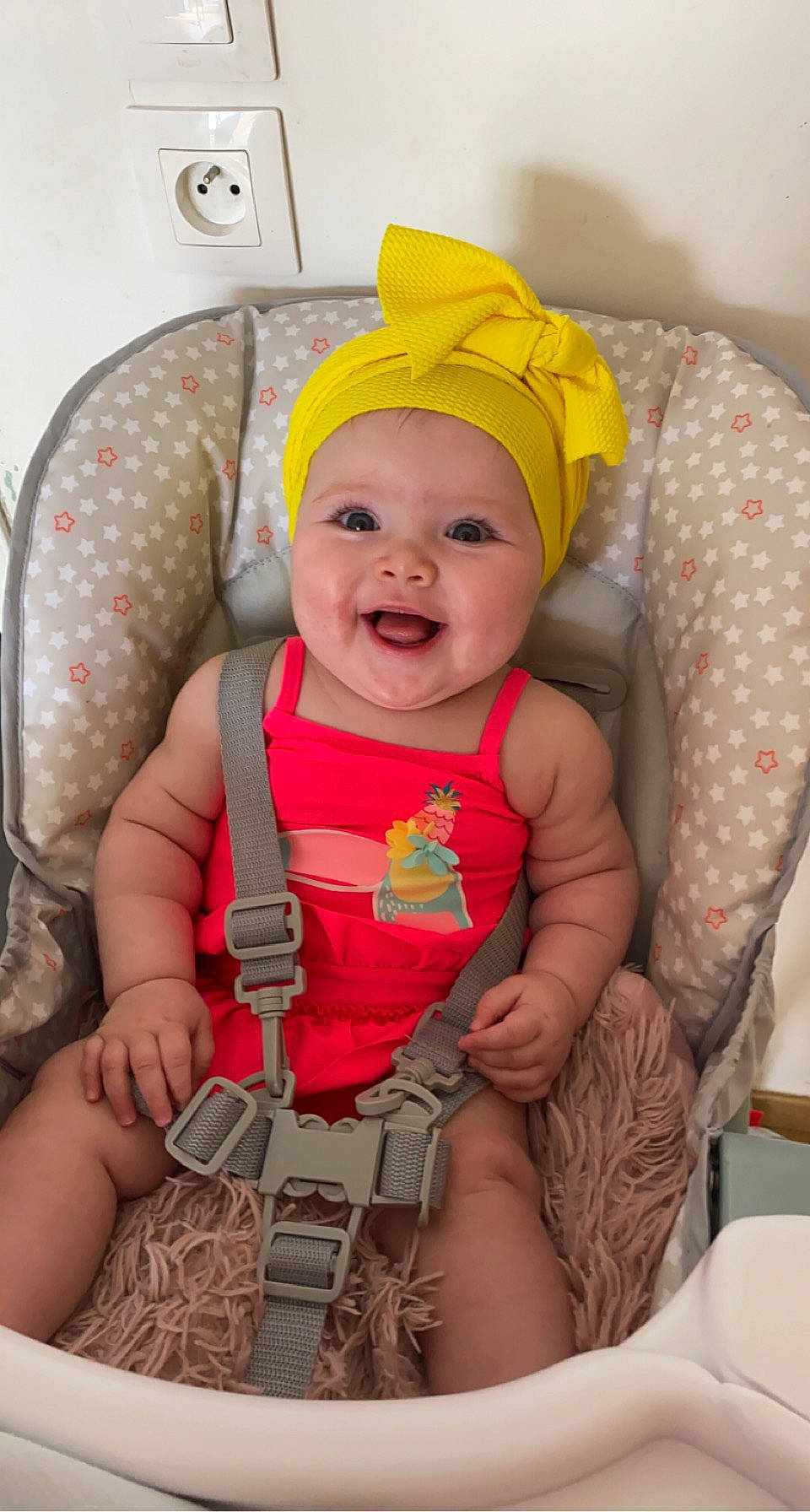 Romy participe au concours pour gagner de l'argent avec cette photo : abdomen, baby, baby_toddler_clothing, chair, cheek, child, comfort, eye, fun, happy, headwear, human_body, joy, orange, person, pink, product, service, skin, smile
