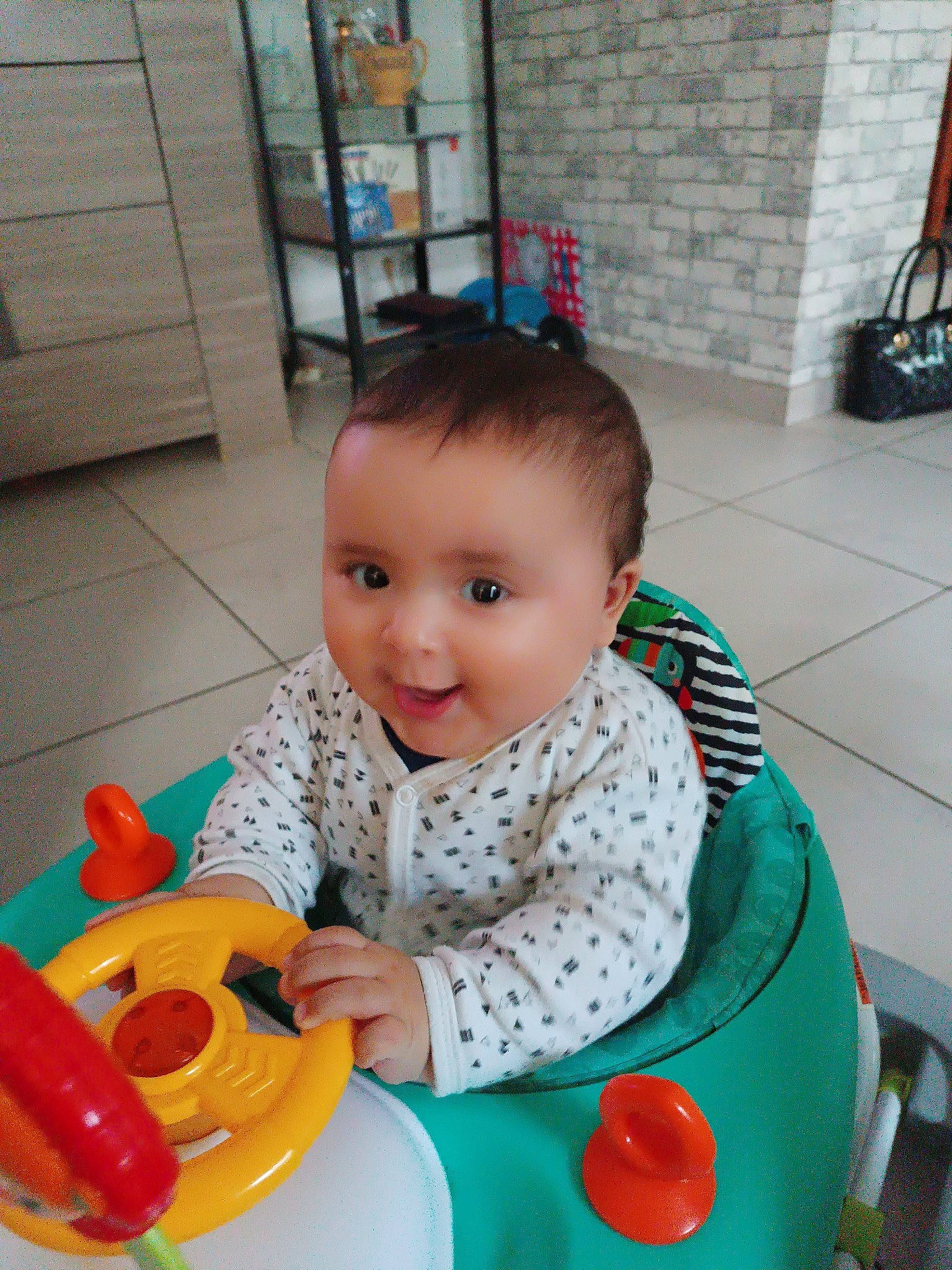 Anyelo participe au concours pour gagner de l'argent avec cette photo : baby, baby_playing_with_toys, baby_products, baby_toddler_clothing, baby_toys, child, flooring, fun, houseplant, leisure, person, plastic, play, recreation, riding_toy, sitting, smile, toddler, toy, toy_vehicle