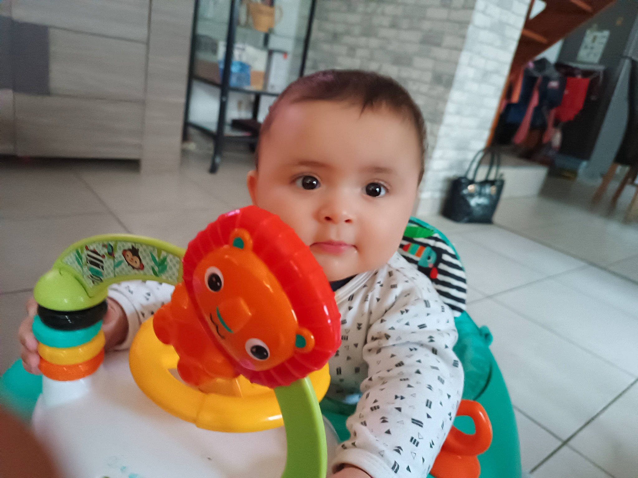 Anyelo a rejoint le concours — aidez-le/la à gagner de superbes lots ! baby, baby_playing_with_toys, baby_products, baby_toddler_clothing, baby_toys, cabinetry, chair, child, flooring, fun, happy, leisure, person, plastic, play, recreation, room, sitting, smile, toddler