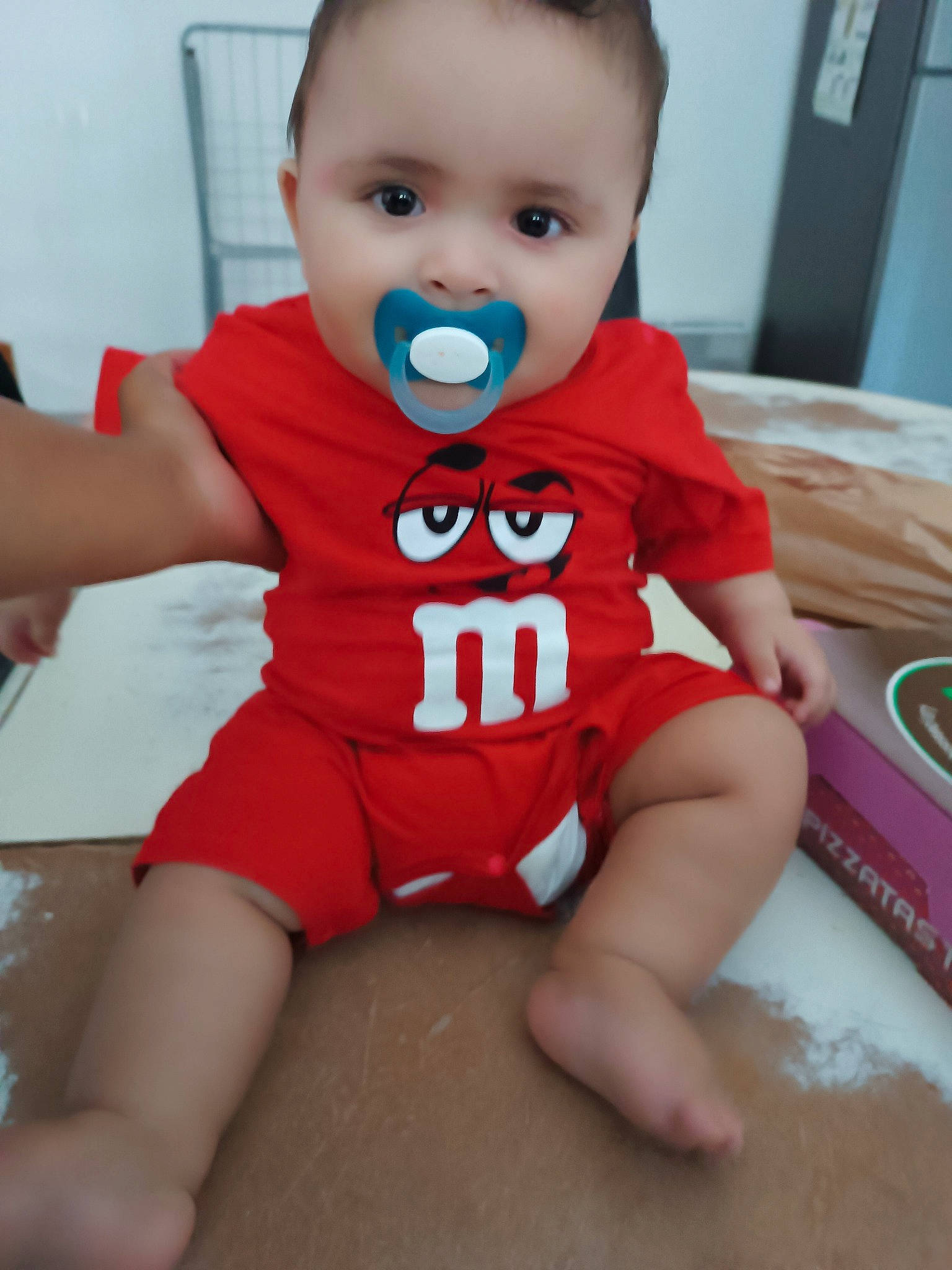 Anyelo a rejoint le concours — aidez-le/la à gagner de superbes lots ! baby, baby_toddler_clothing, carmine, cheek, child, chin, comfort, electric_blue, happy, iris, knee, neck, pattern, person, sitting, skin, sleeve, t_shirt, thigh, toddler