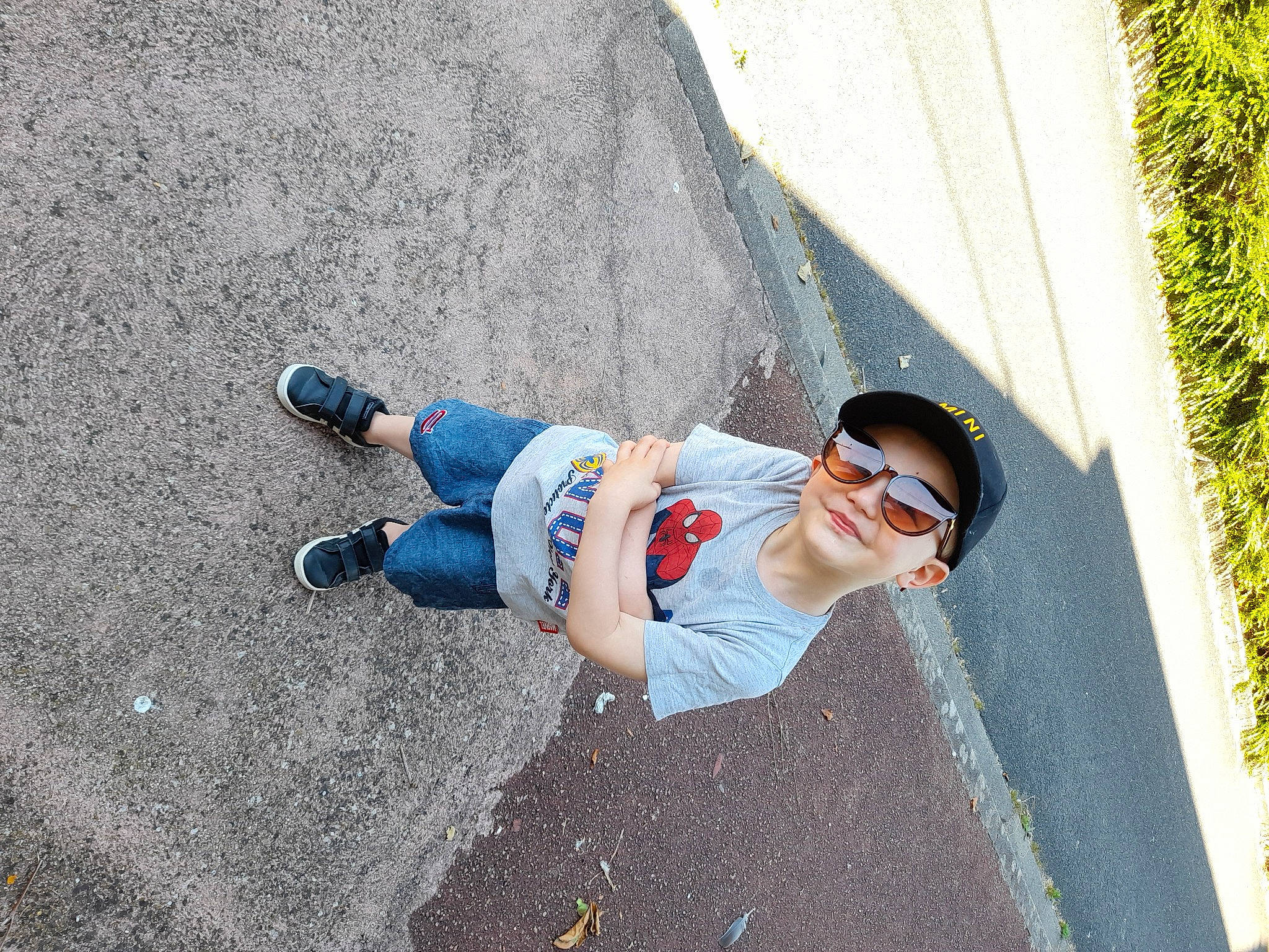 Antonio a rejoint le concours — aidez-le/la à gagner de superbes lots ! asphalt, azure, concrete, denim, electric_blue, eyewear, fun, glasses, goggles, headwear, human_leg, joy, knee, leisure, person, plant, recreation, road_surface, sidewalk, street_fashion