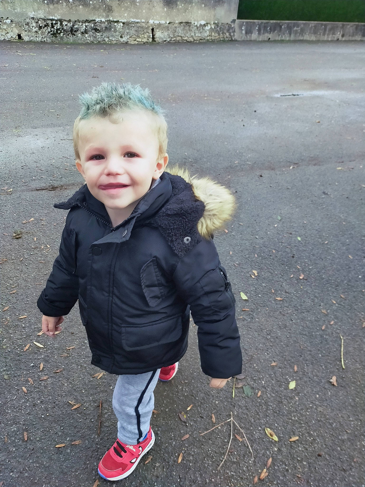 Antonio participe au concours pour gagner de l'argent avec cette photo : asphalt, baby, baby_toddler_clothing, child, denim, eye, face, fun, grass, happy, head, jacket, joy, pattern, people_in_nature, person, road_surface, sidewalk, sitting, sleeve
